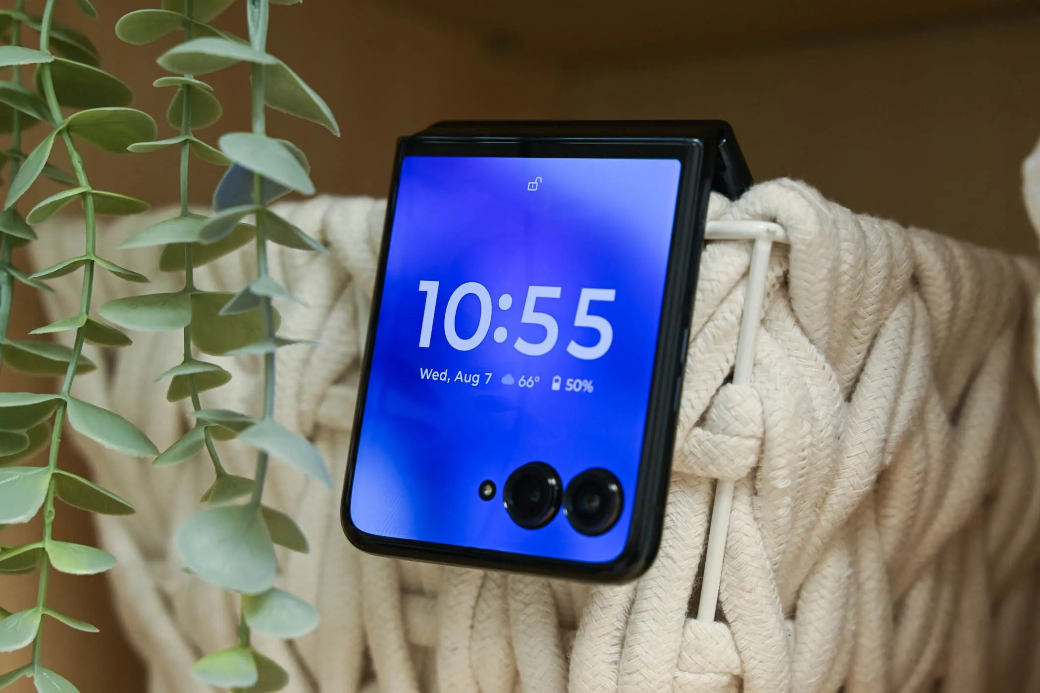 Motorola Razr+ gập lại với màn hình bật