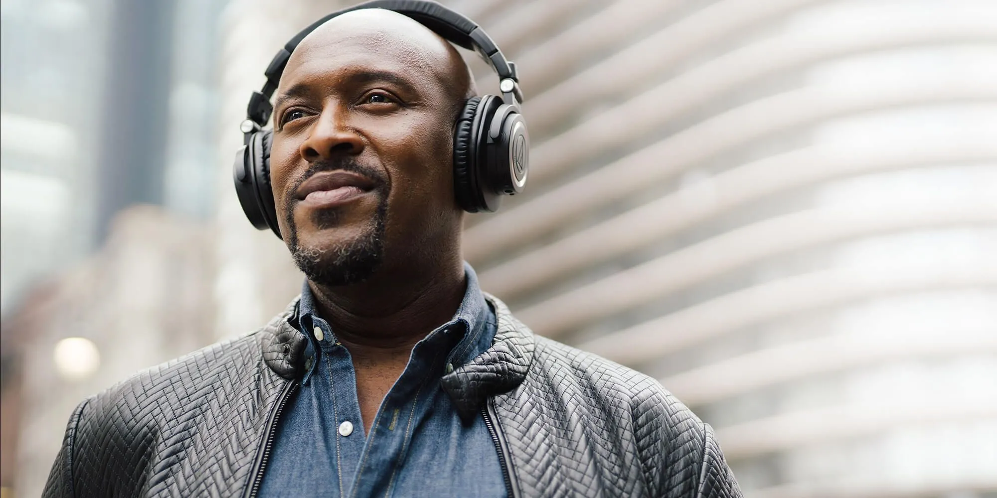 Người đàn ông đeo tai nghe Audio-Technica ATH-M50xBT2