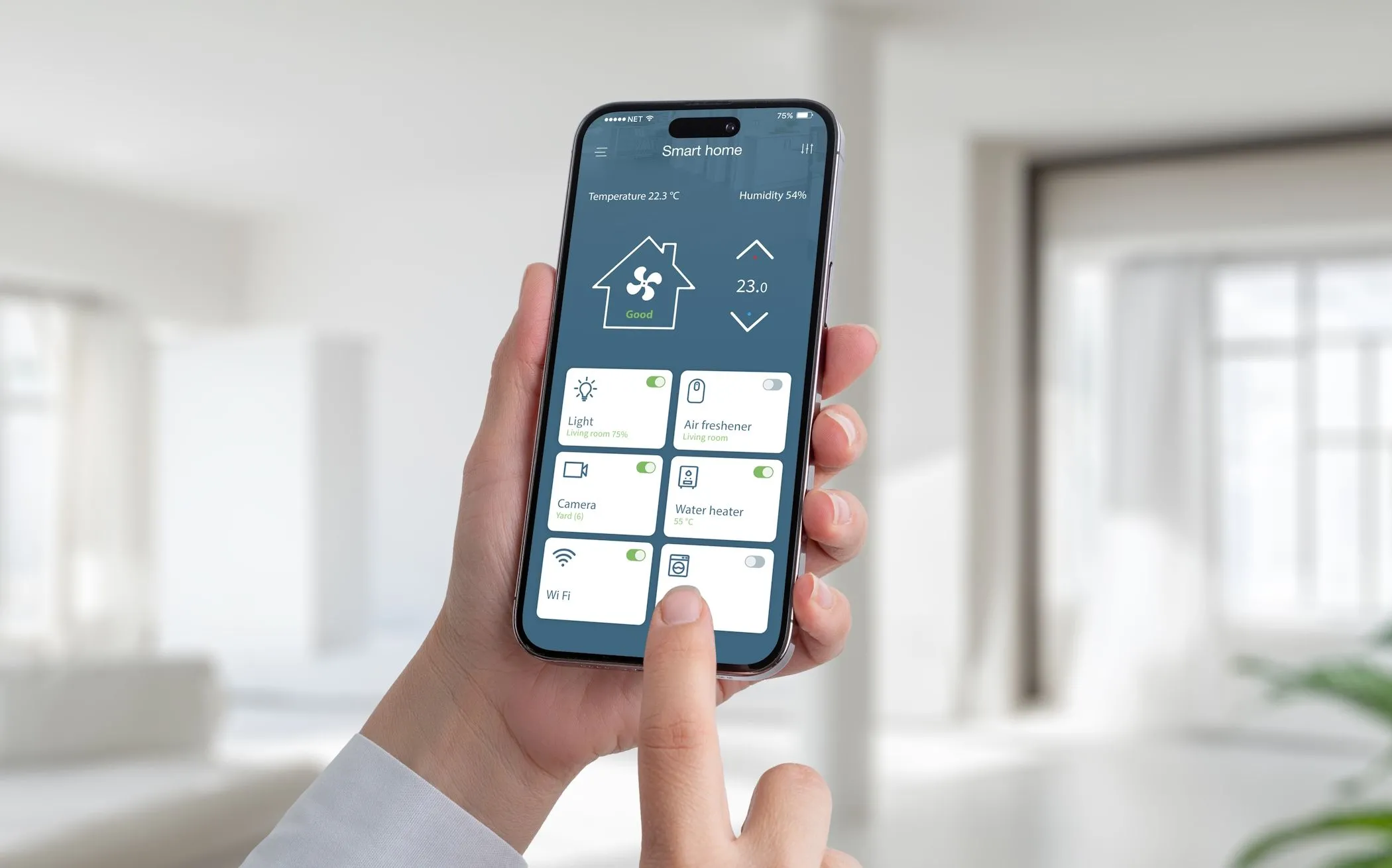 Người đàn ông sử dụng iPhone để điều khiển các thiết bị nhà thông minh trong không gian sống hiện đại