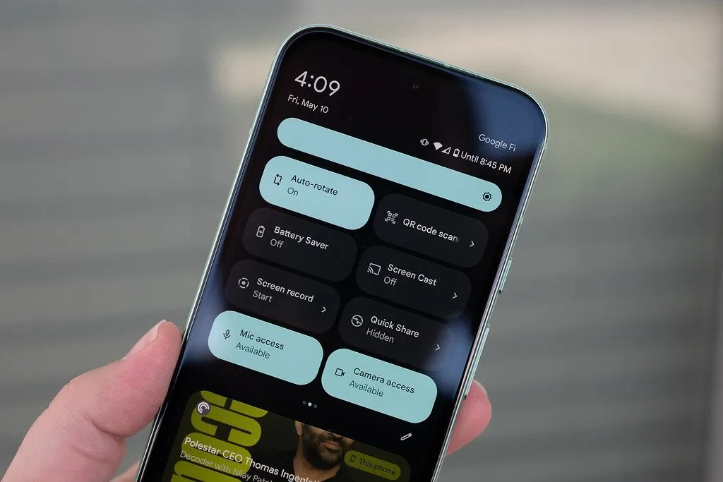 Người dùng đang cầm điện thoại Google Pixel 8a hiển thị cài đặt nhanh