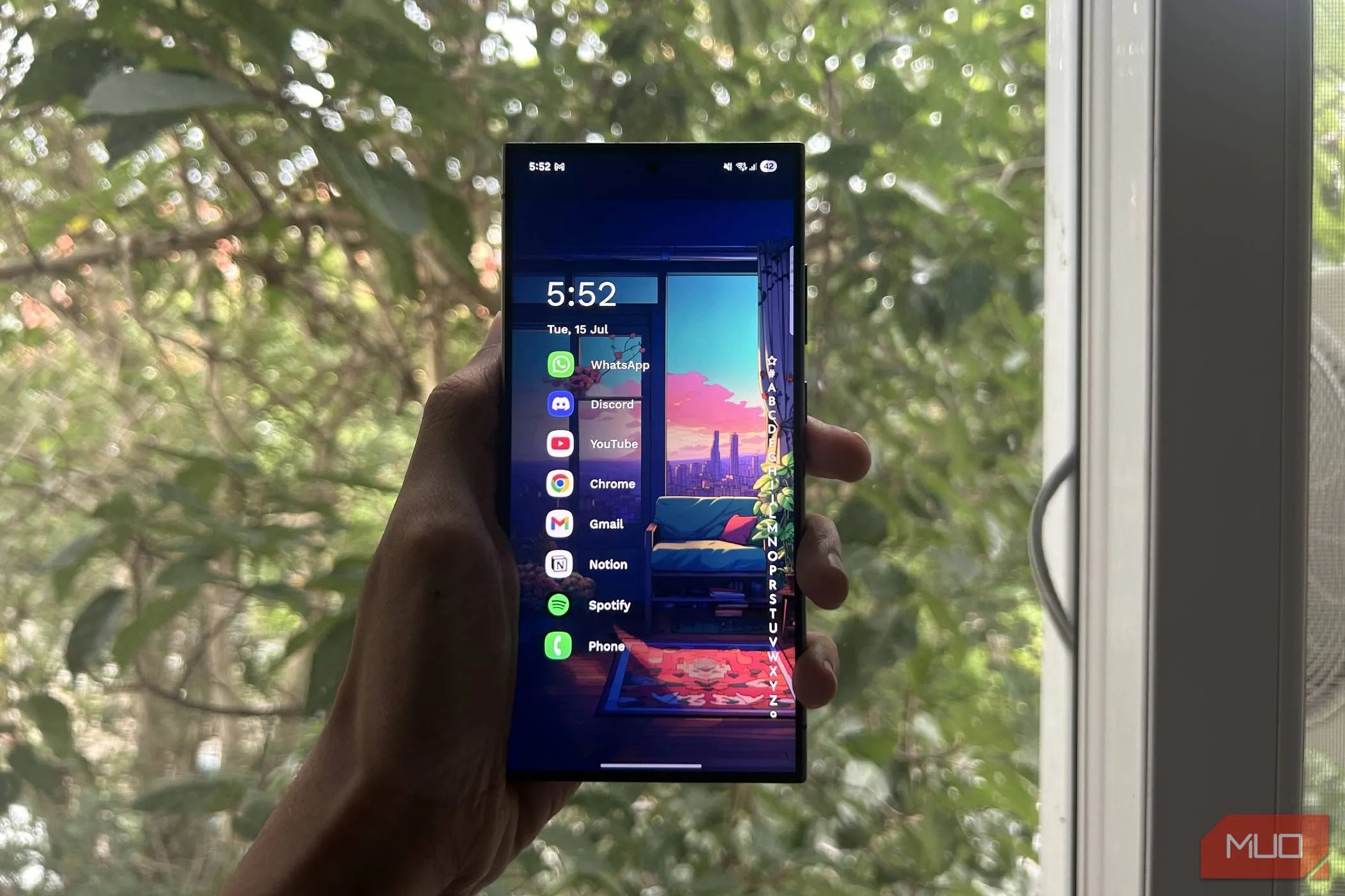 Người dùng đang cầm Samsung Galaxy S24 Ultra hiển thị giao diện tùy chỉnh của Niagara Launcher.