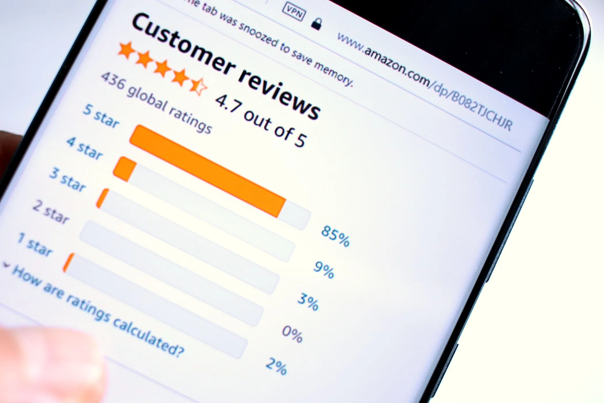Người dùng đang xem đánh giá sao của sản phẩm trên ứng dụng Amazon, nhấn mạnh tầm quan trọng của kiểm soát chất lượng.
