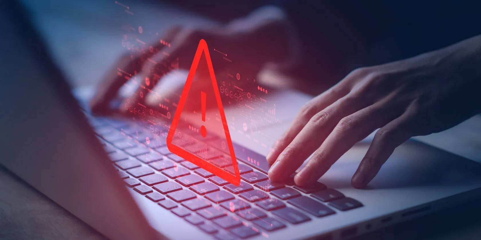 Người dùng laptop với cảnh báo bảo mật