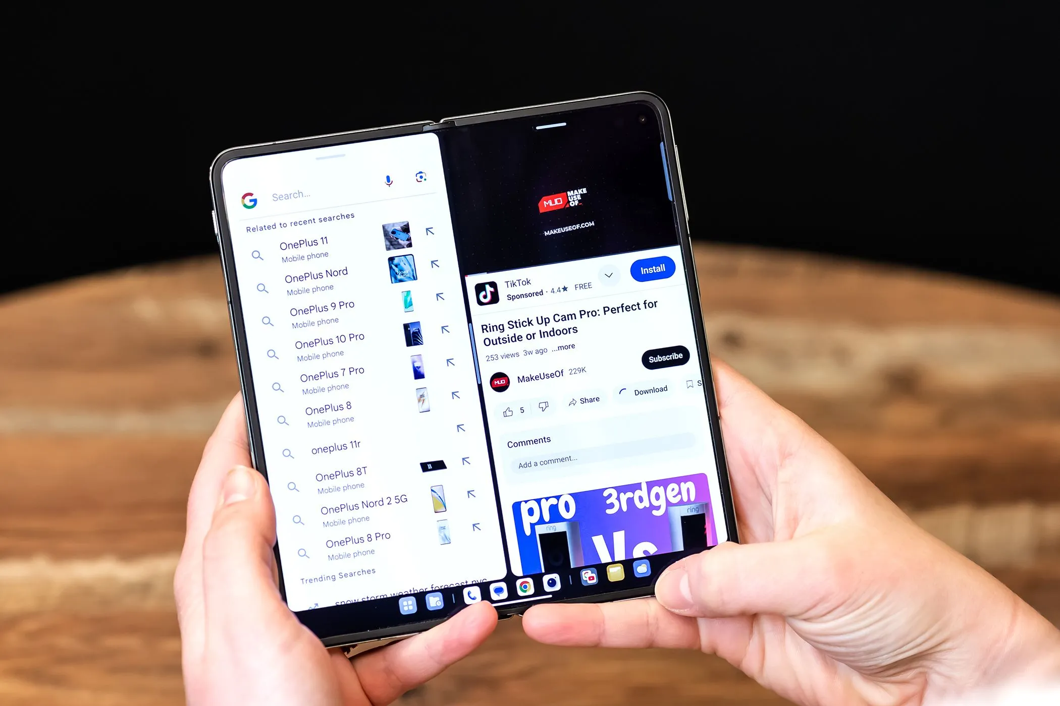 Người dùng OnePlus Open gập trong chế độ chia đôi màn hình