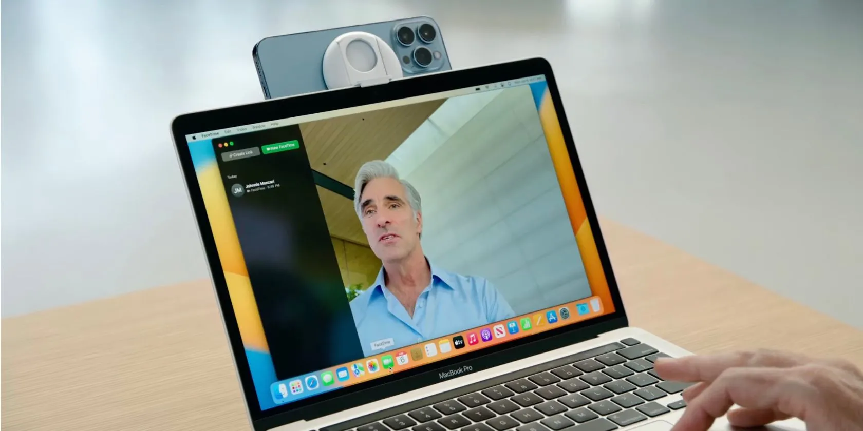 Người dùng sử dụng iPhone làm webcam chất lượng cao cho MacBook qua tính năng Continuity Camera, thể hiện sự tích hợp liền mạch của hệ sinh thái Apple.