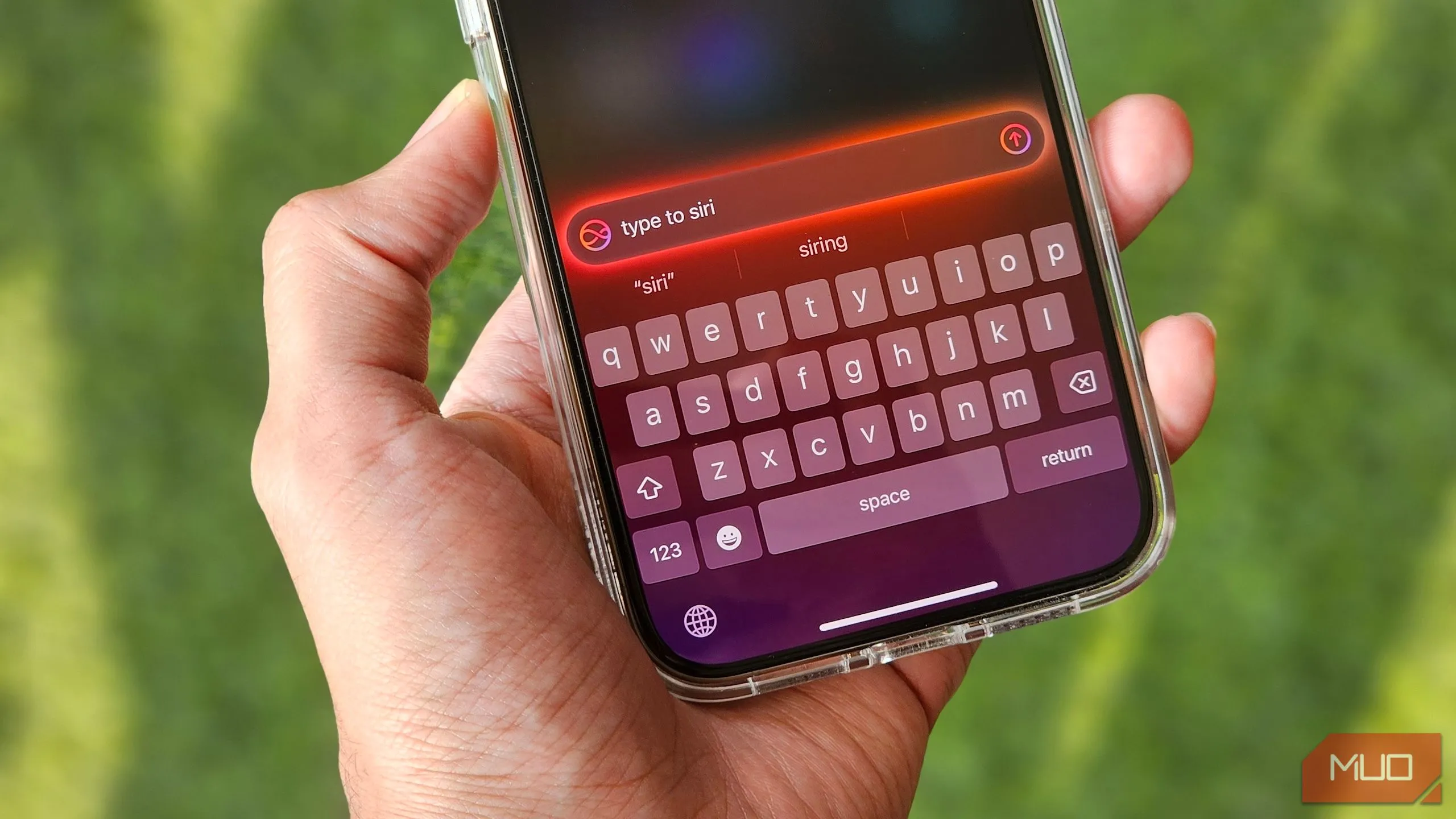 Người dùng sử dụng tính năng Gõ để Siri trên iPhone, một tính năng AI tiềm năng của Apple Intelligence