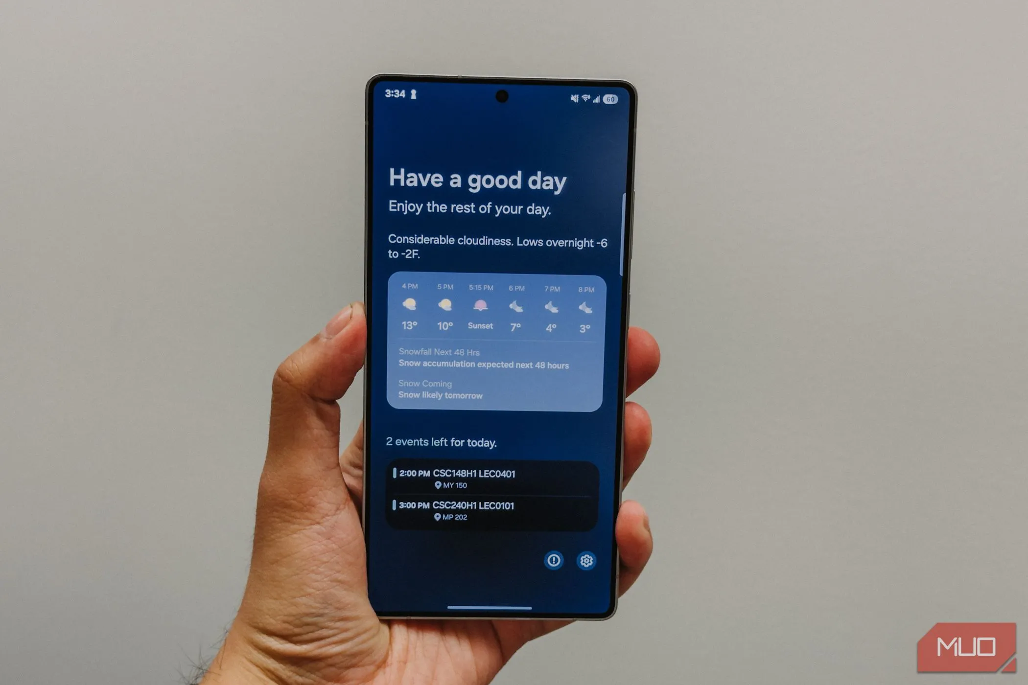 Người dùng tương tác với Now Briefing trên Samsung Galaxy S25 Ultra, minh họa trải nghiệm phần mềm AI.