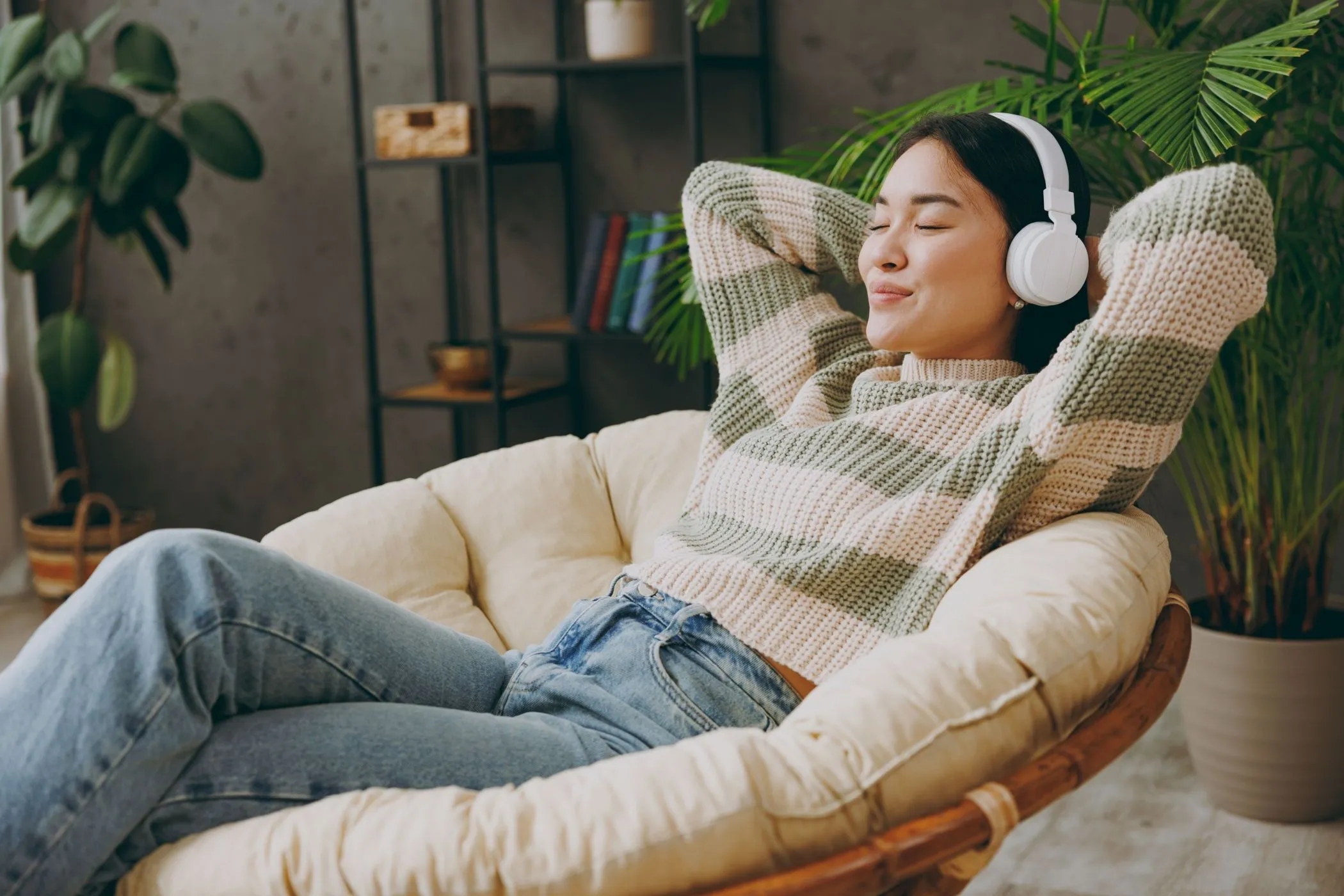 Người phụ nữ đang đắm chìm trong âm nhạc với tai nghe over-ear cao cấp.