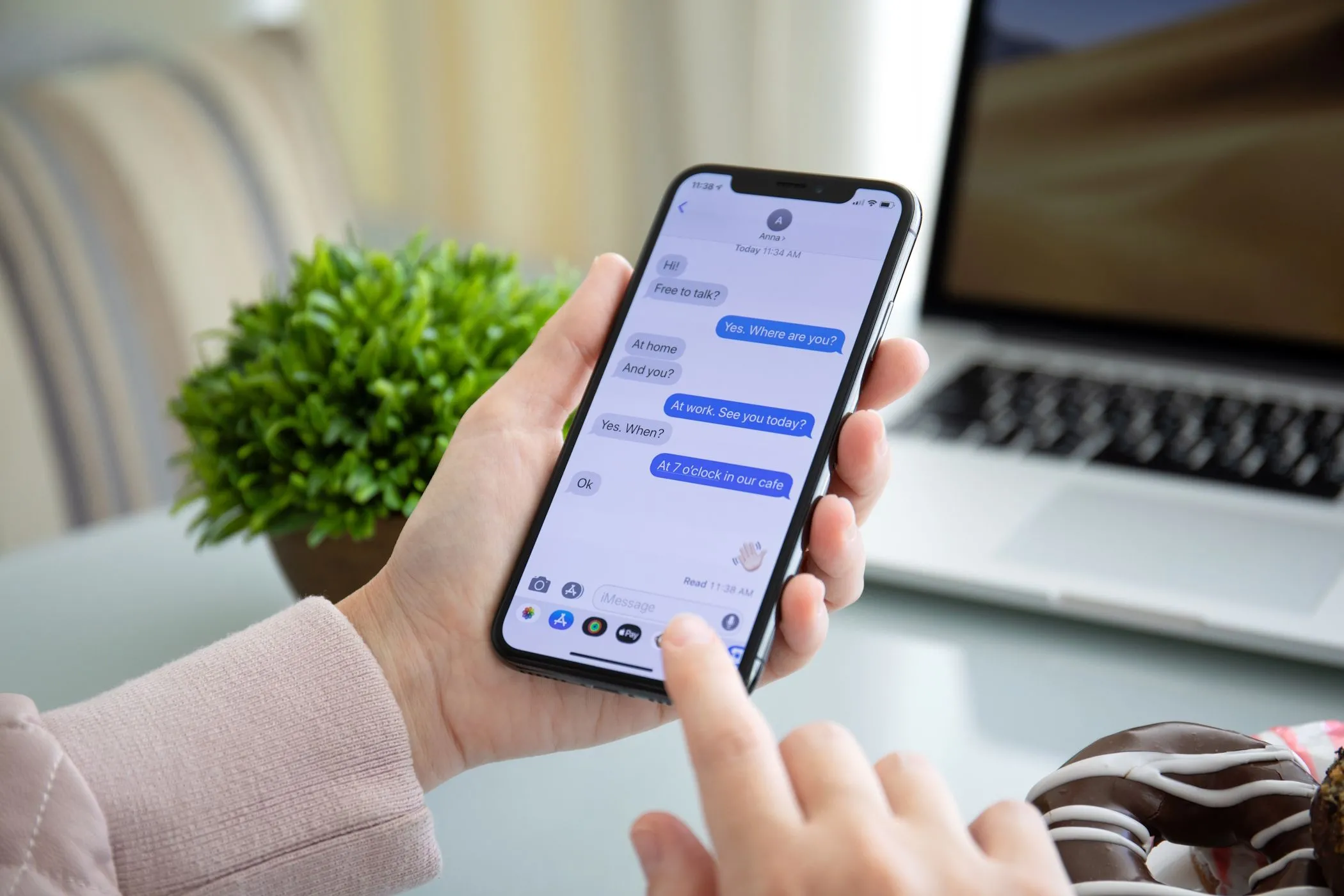 Người phụ nữ đang sử dụng ứng dụng iMessage trên iPhone của mình
