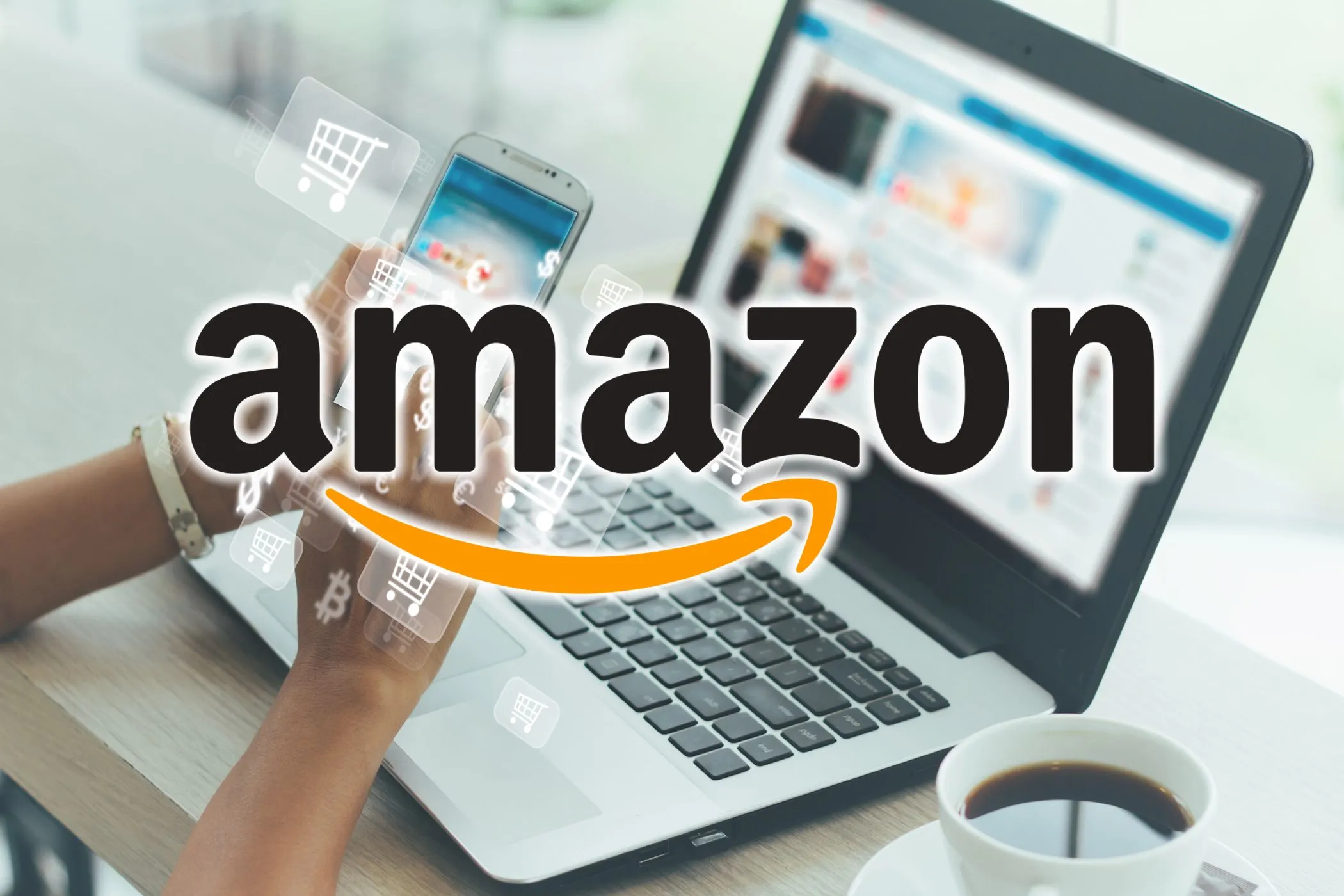 Người phụ nữ mua sắm trực tuyến trên laptop với logo Amazon hiển thị trên màn hình