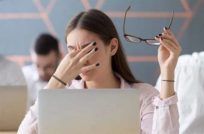 Người phụ nữ xoa mắt thể hiện sự mỏi mắt kỹ thuật số khi dùng màn hình