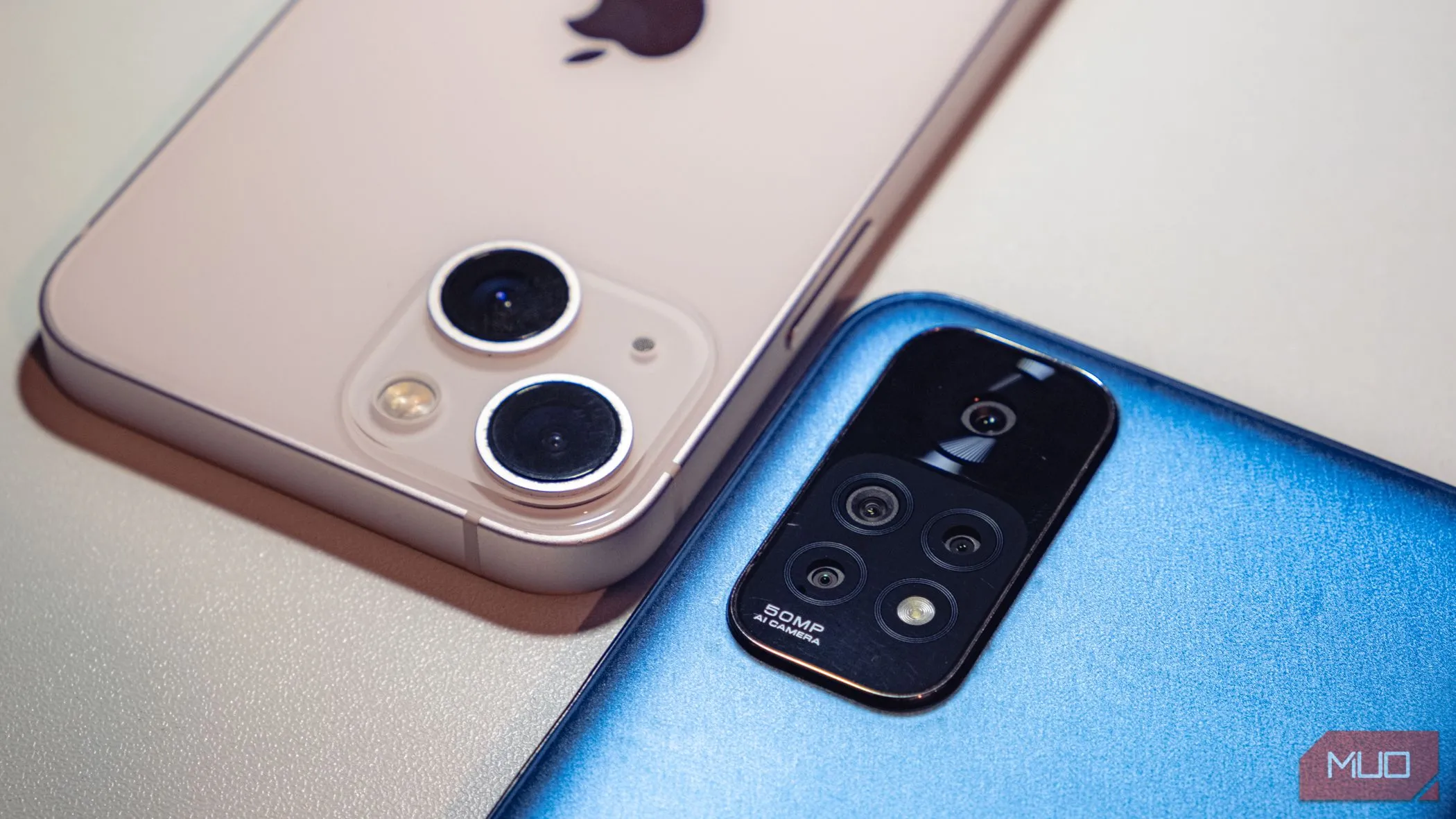 Nhiều cụm camera sau trên các mẫu điện thoại thông minh khác nhau, thể hiện xu hướng đa ống kính không hiệu quả.