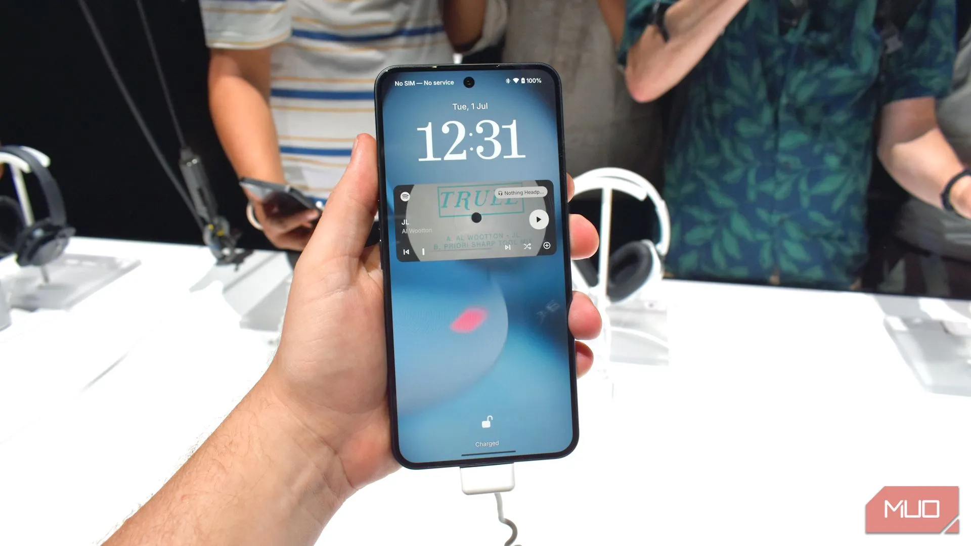 Nothing Phone 3 với màn hình tràn viền trong tay người dùng
