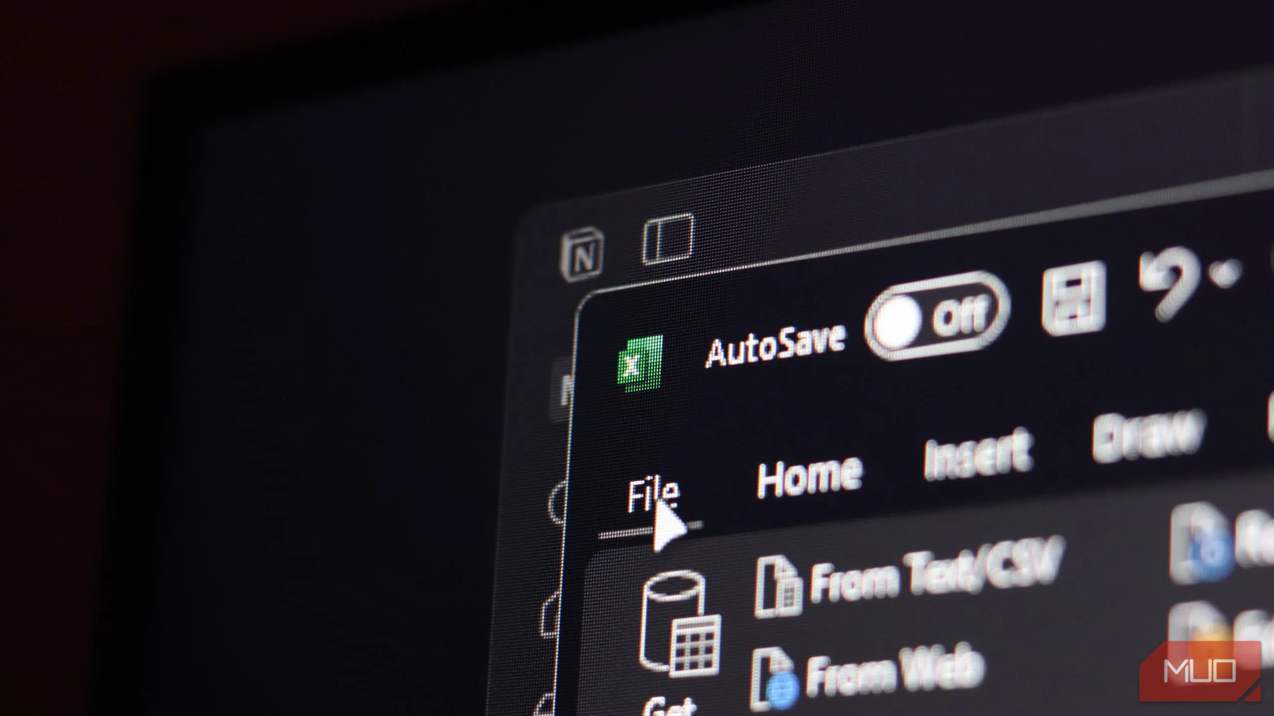 Notion và Excel cùng hoạt động trên máy tính Windows 11, thể hiện sự kết hợp hai ứng dụng năng suất