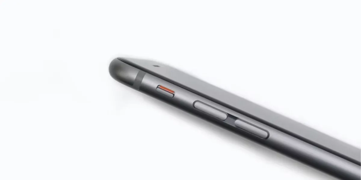 Nút gạt im lặng hoặc Nút Tác vụ trên iPhone để tắt âm báo sạc mặc định