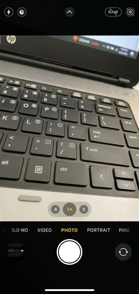 Nút &quot;RAW&quot; hiển thị trên giao diện ứng dụng Camera iPhone, cho phép bật/tắt chế độ Apple ProRAW khi chụp ảnh