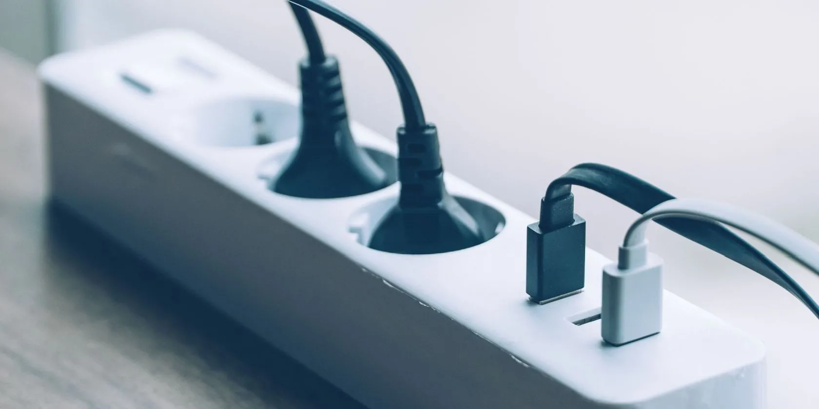Ổ cắm điện thông minh với nhiều phích cắm và cổng USB, cho phép điều khiển tự động các thiết bị TV.