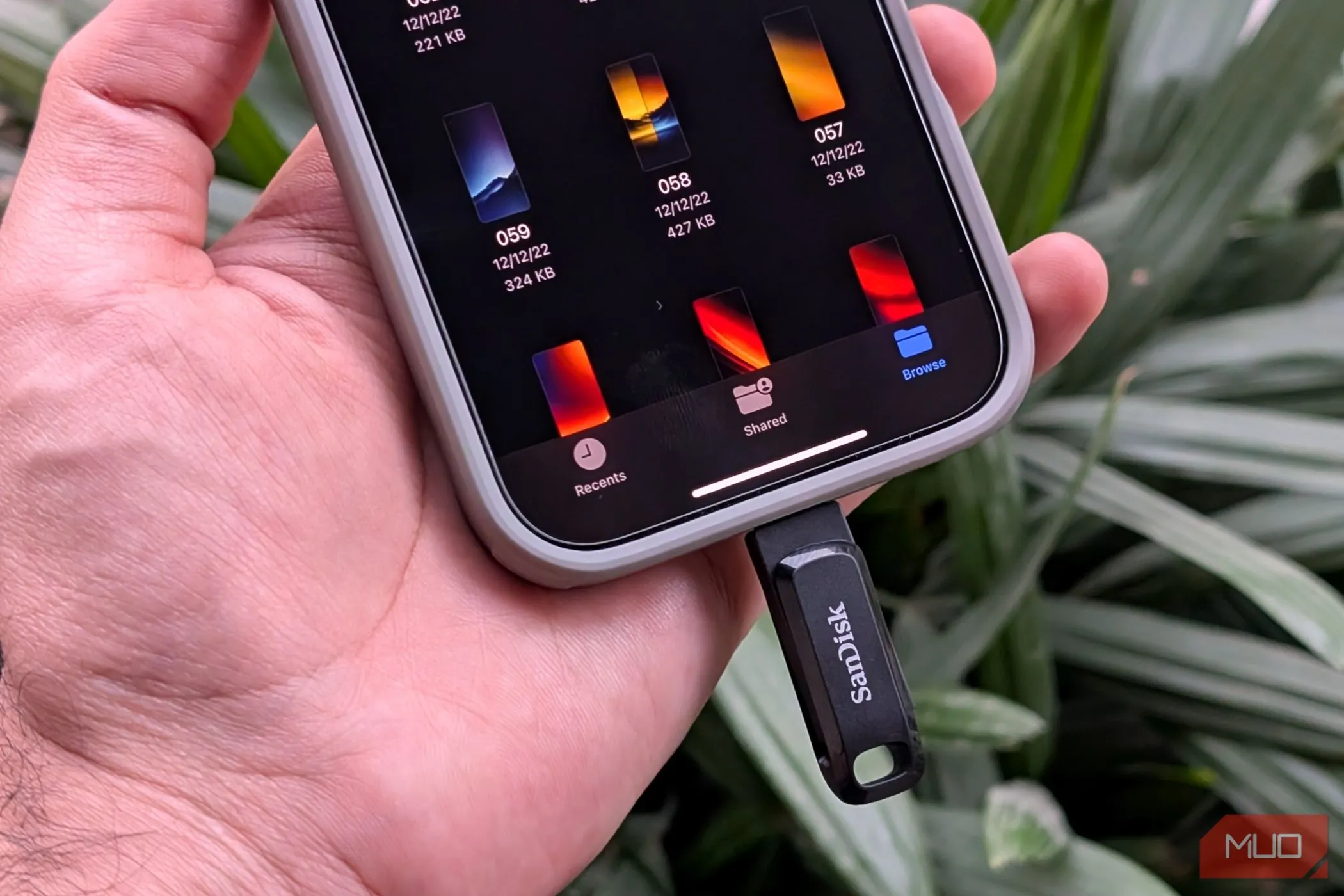 Ổ đĩa flash USB-C kết nối với iPhone