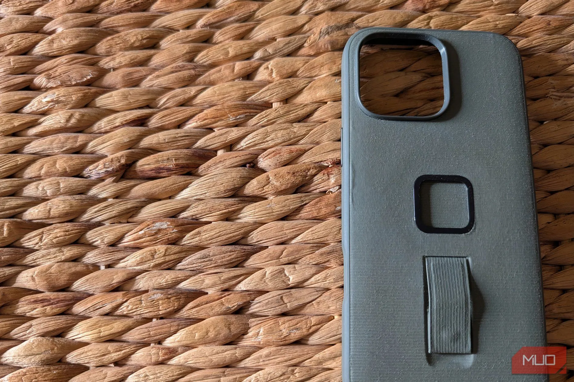 Ốp lưng iPhone chuyên biệt trên bề mặt gồ ghề, đại diện cho các loại ốp lưng có chức năng đặc thù như chống nước, chơi game, hoặc giữ nhiệt