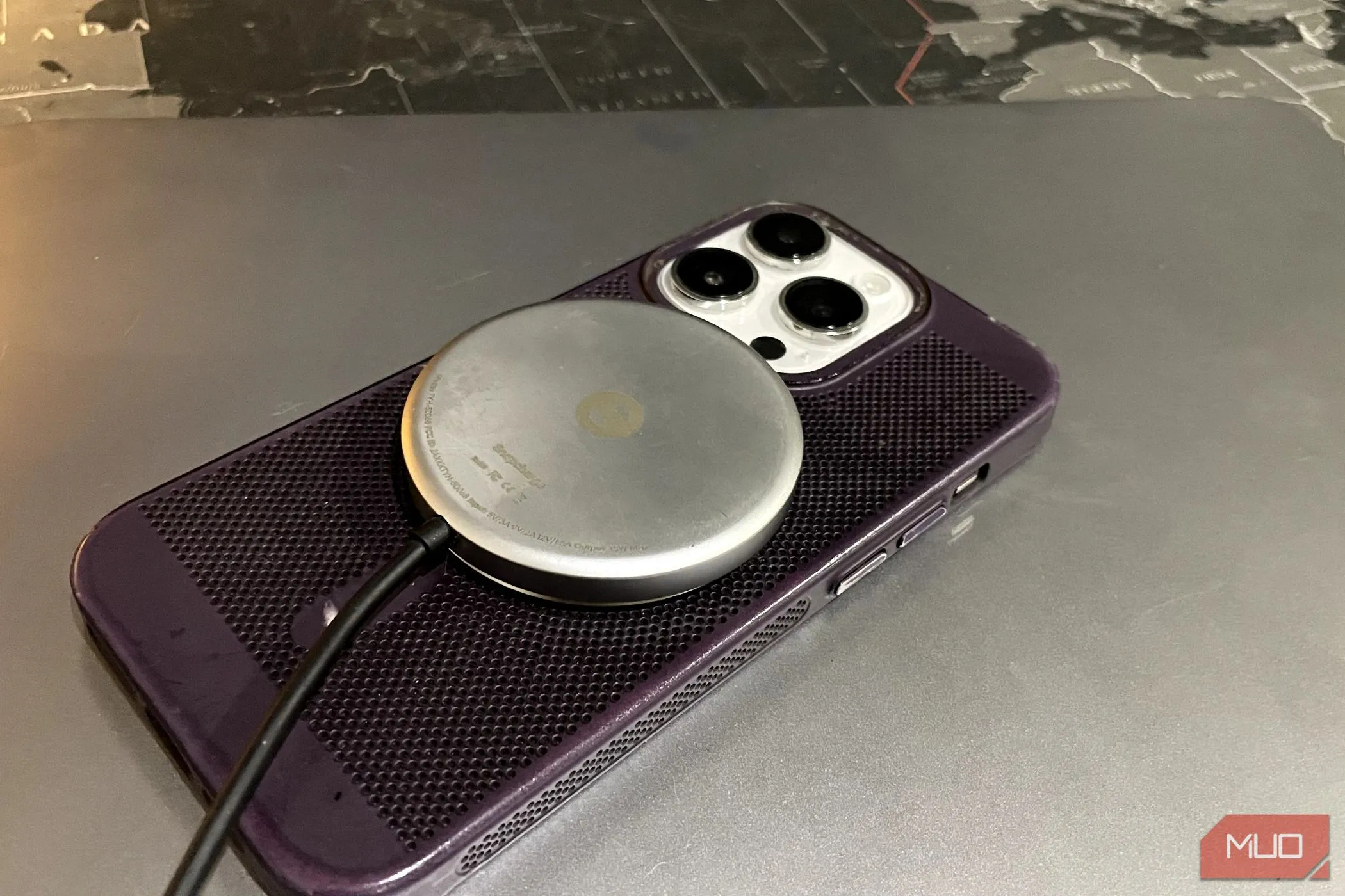 Ốp lưng iPhone hỗ trợ sạc không dây tiện lợi, tăng cường trải nghiệm sử dụng.