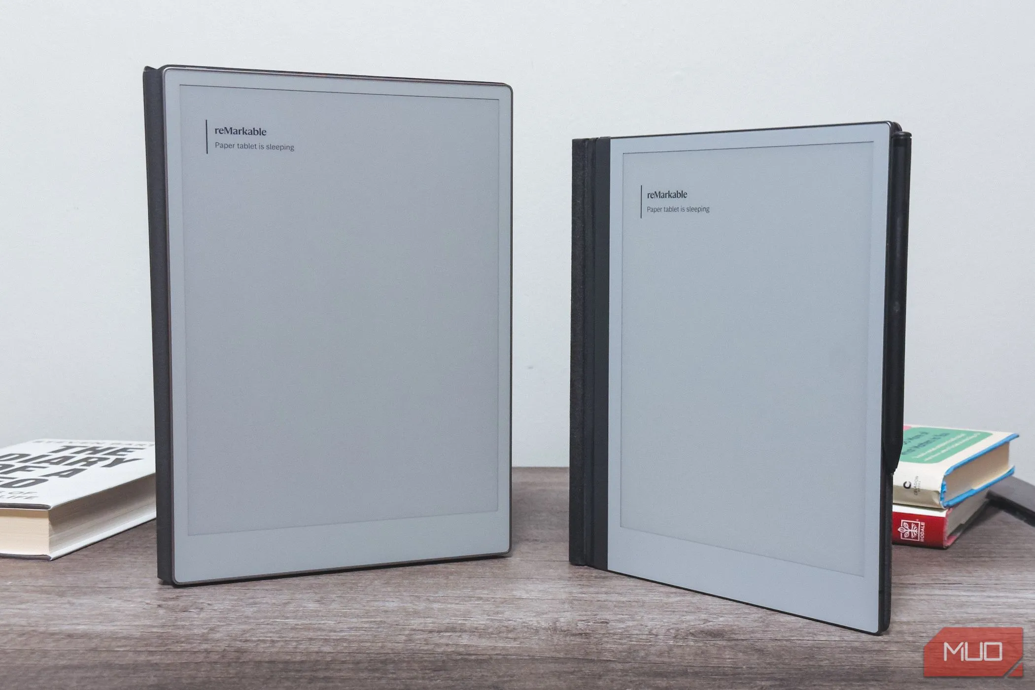 reMarkable Paper Pro và reMarkable 2 đặt cạnh nhau trên bàn gỗ, cho thấy sự khác biệt về kích thước giữa hai thế hệ máy tính bảng E Ink.