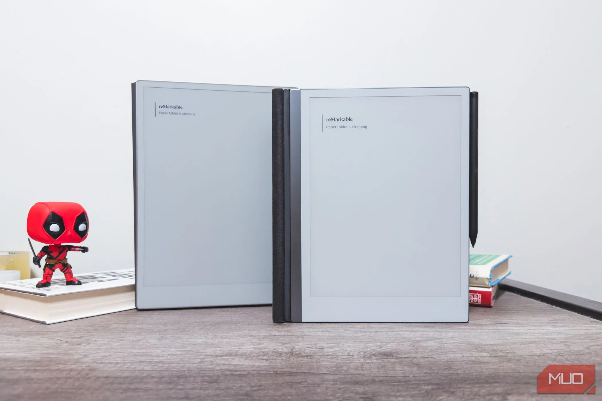 reMarkable Paper Pro và reMarkable 2 ở chế độ chờ, đặt cạnh nhau, thể hiện sự kế thừa và phát triển trong dòng sản phẩm E Ink của reMarkable.