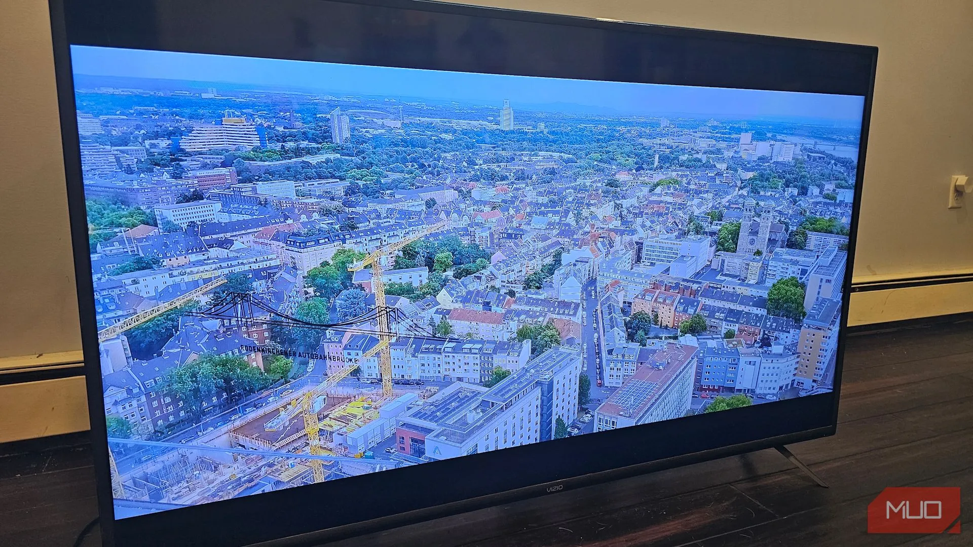 Smart TV hiển thị hình ảnh phong cảnh nước Đức như một tác phẩm nghệ thuật, minh họa khả năng sử dụng USB để chiếu ảnh tĩnh.