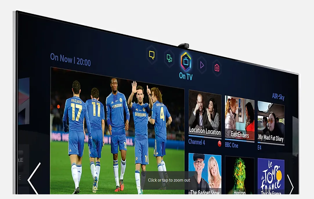Smart TV Samsung đời cũ với camera tích hợp nằm ở viền trên, minh họa vị trí camera ẩn trên TV.