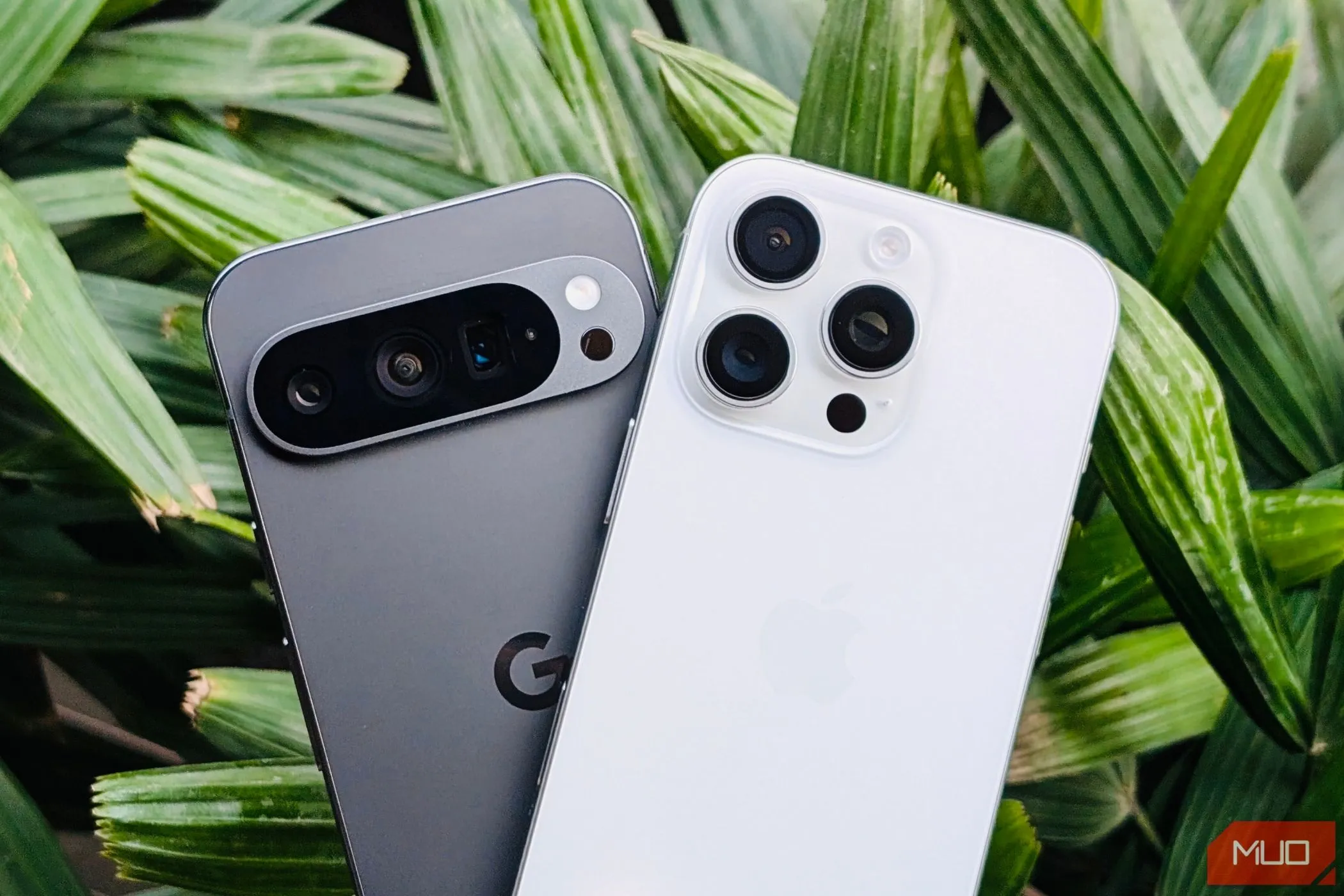 So sánh điện thoại Pixel 9 Pro và iPhone 16 Pro cùng hệ sinh thái phụ kiện
