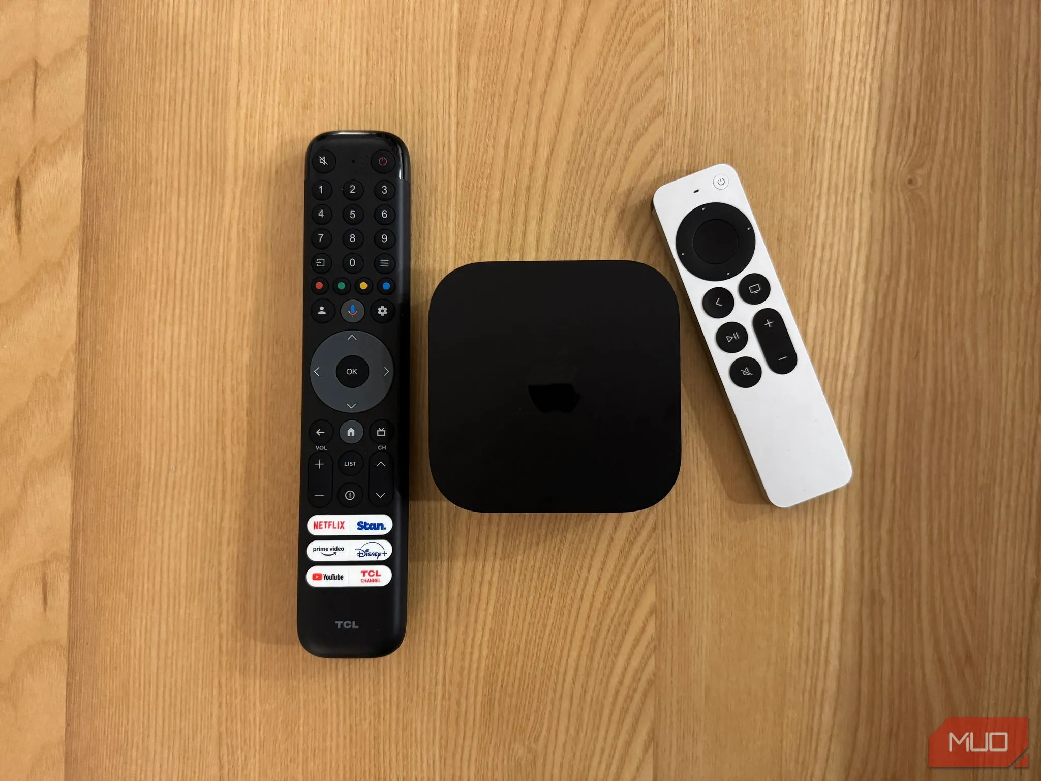 So sánh điều khiển Siri Remote của Apple TV 4K với điều khiển TV thông thường, nổi bật thiết kế nhôm cao cấp và nút Siri.