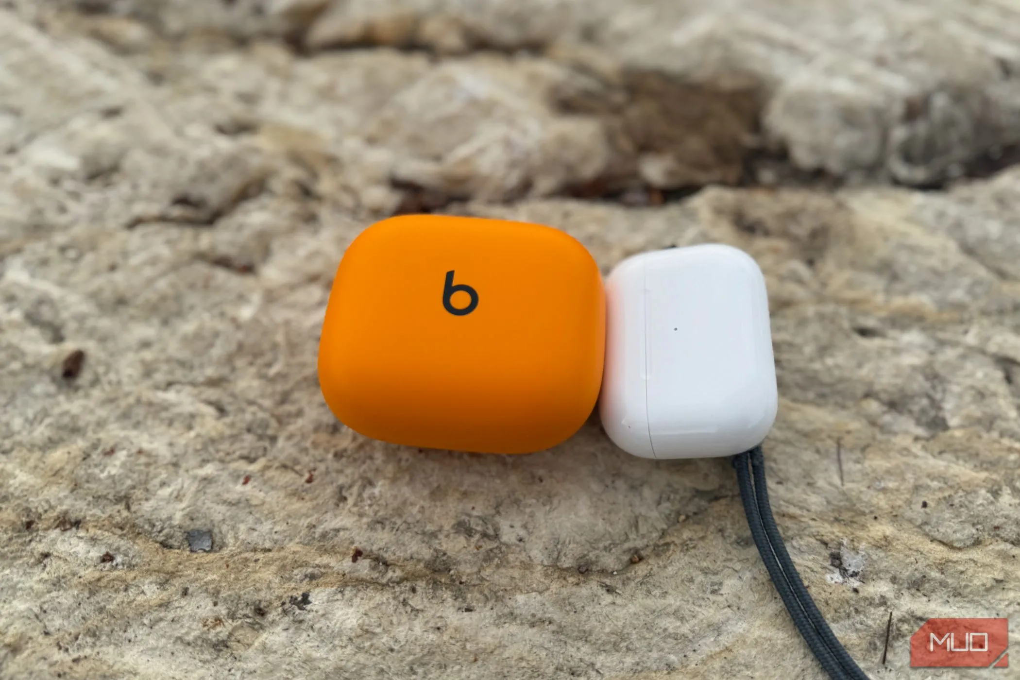 So sánh kích thước hộp sạc của tai nghe Powerbeats Pro 2 và AirPods Pro 2.