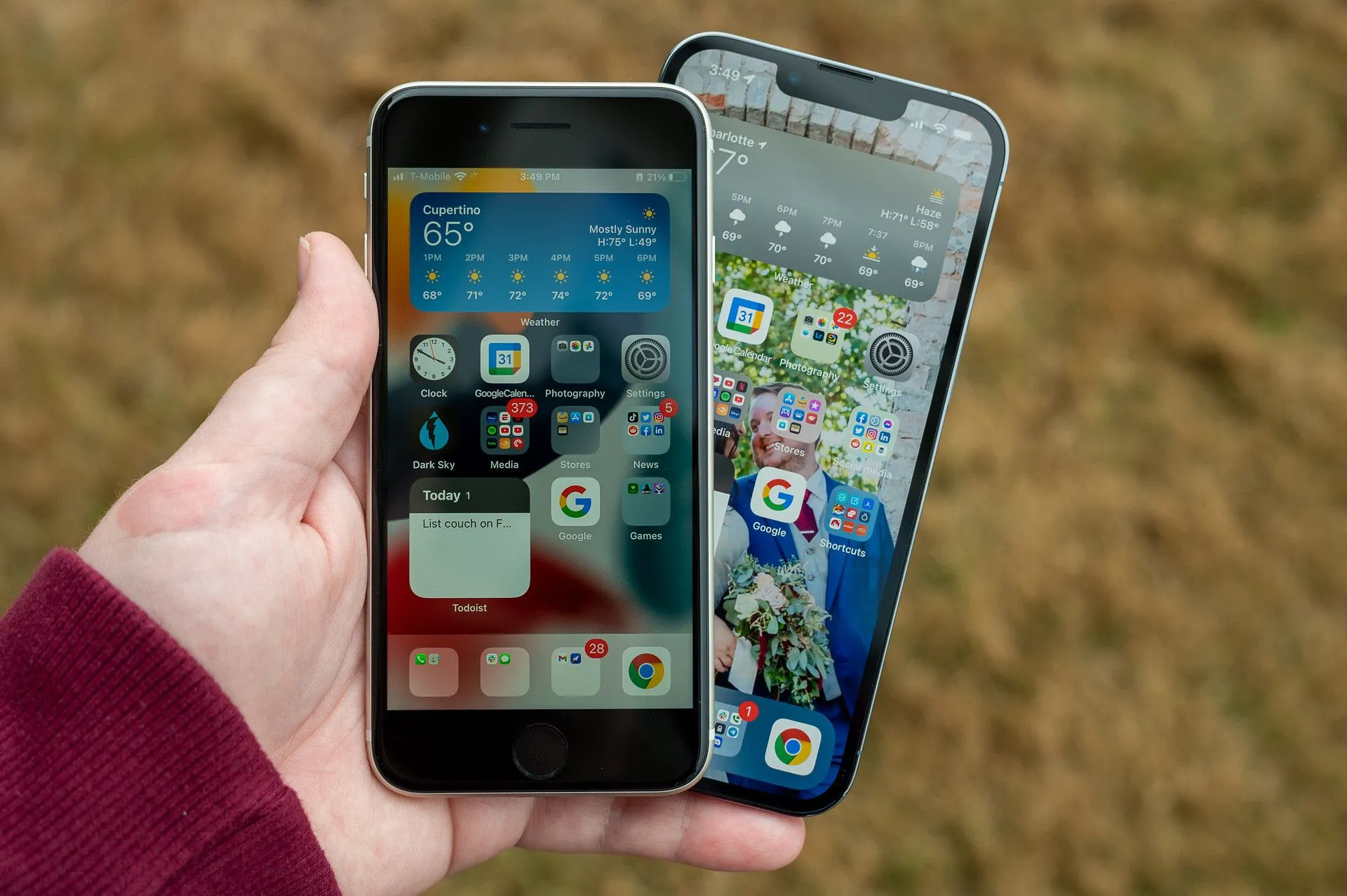 So sánh kích thước và thiết kế của iPhone SE 2022 và iPhone 13 Pro, minh họa giới hạn thiết bị hỗ trợ Apple Intelligence
