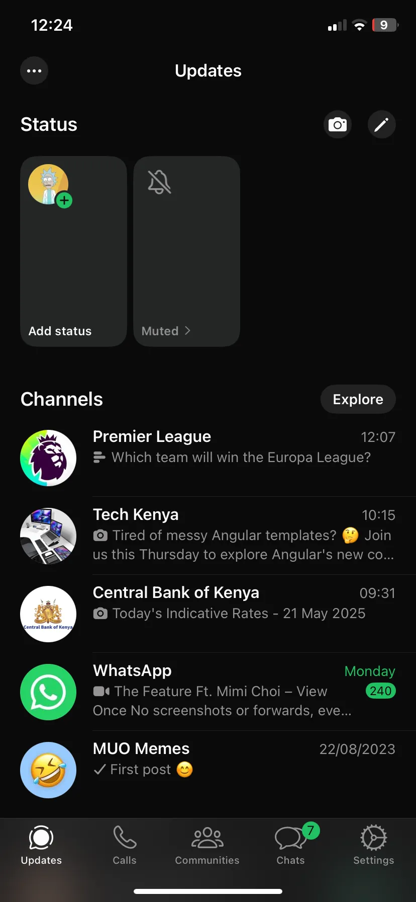 Tab cập nhật WhatsApp trên iOS