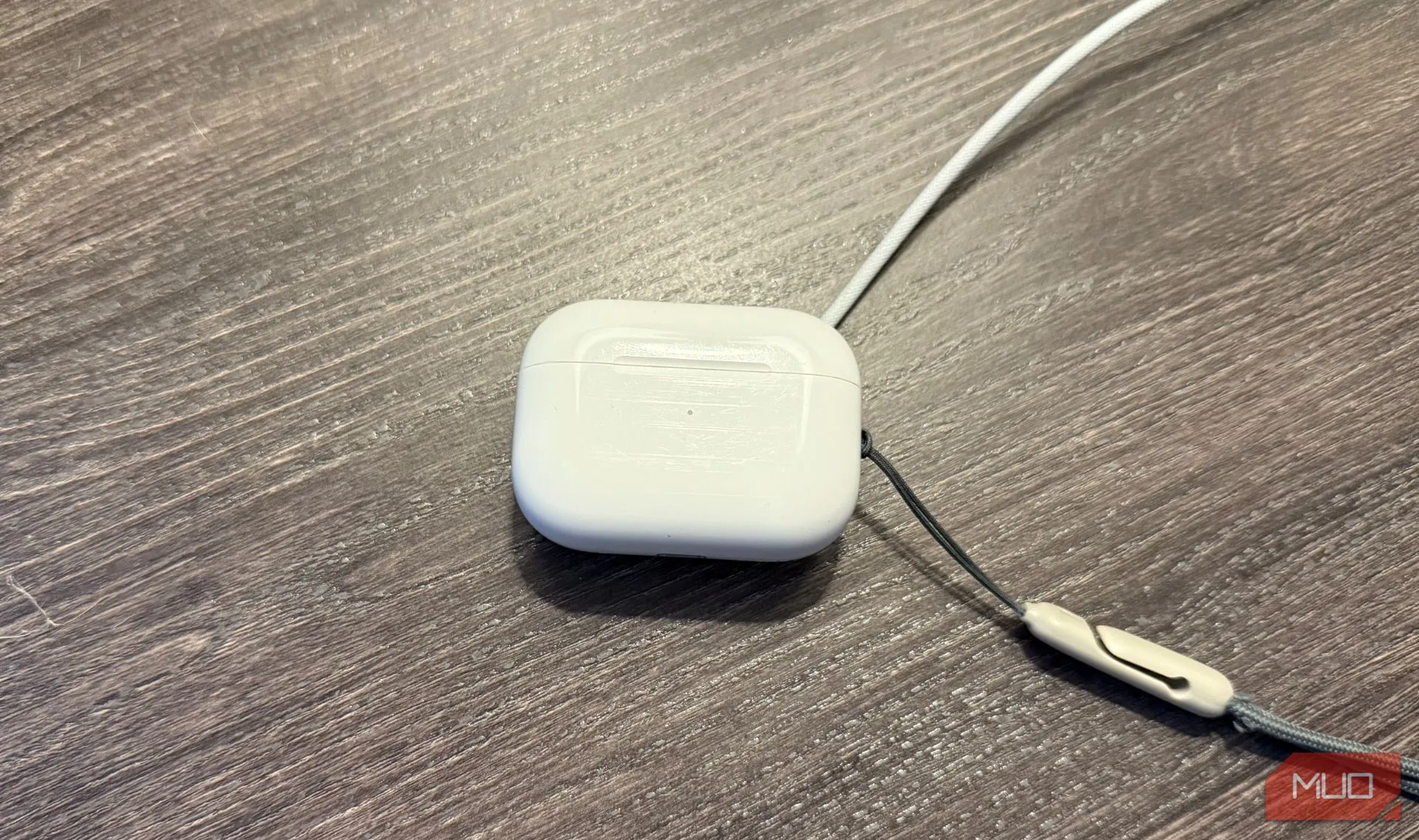 Tai nghe AirPods Pro 2 đang sạc bằng bộ sạc Apple Watch, minh họa tính năng sạc đa dạng.