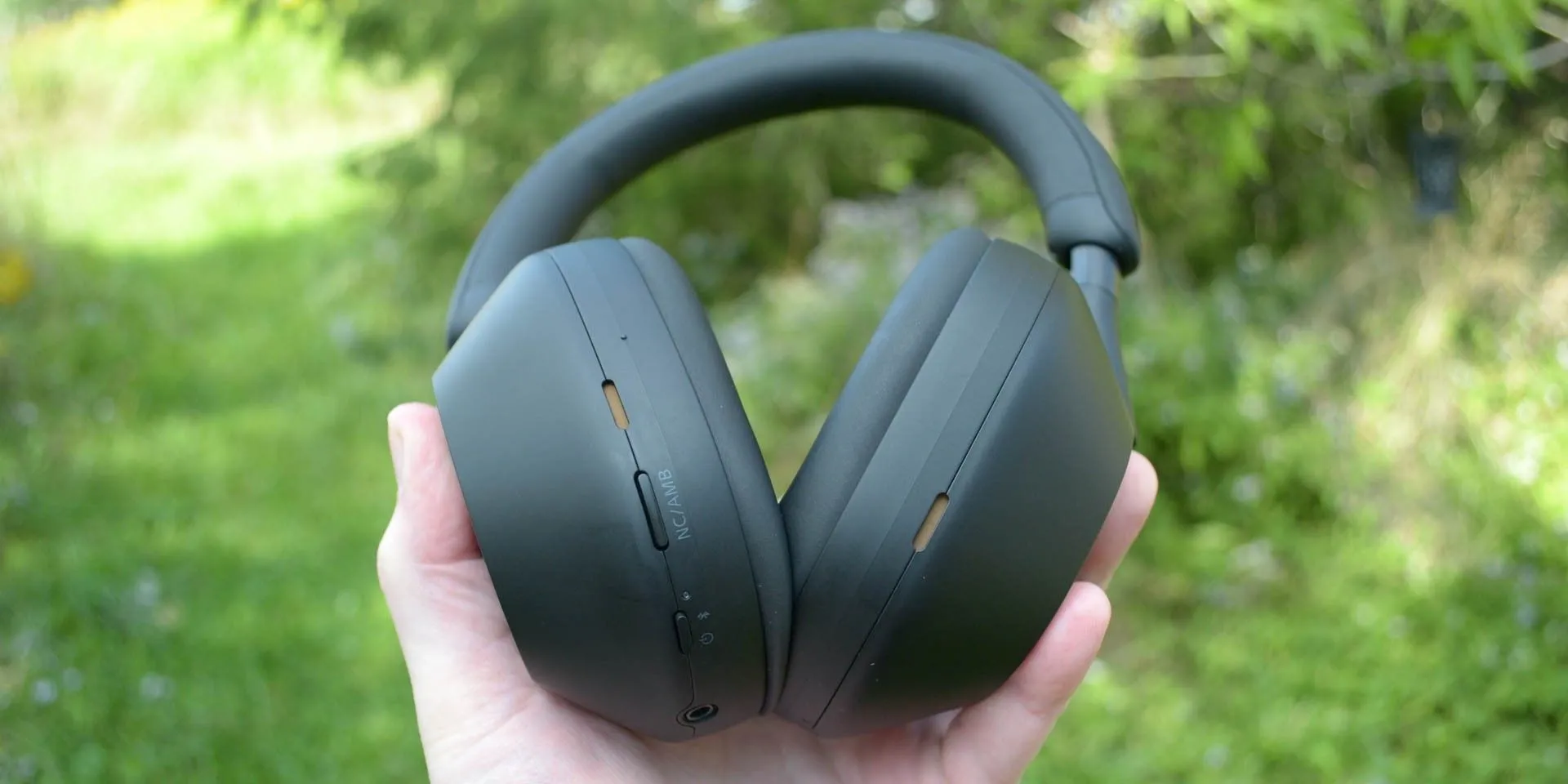 Tai nghe Sony WH-1000XM5 trên tay