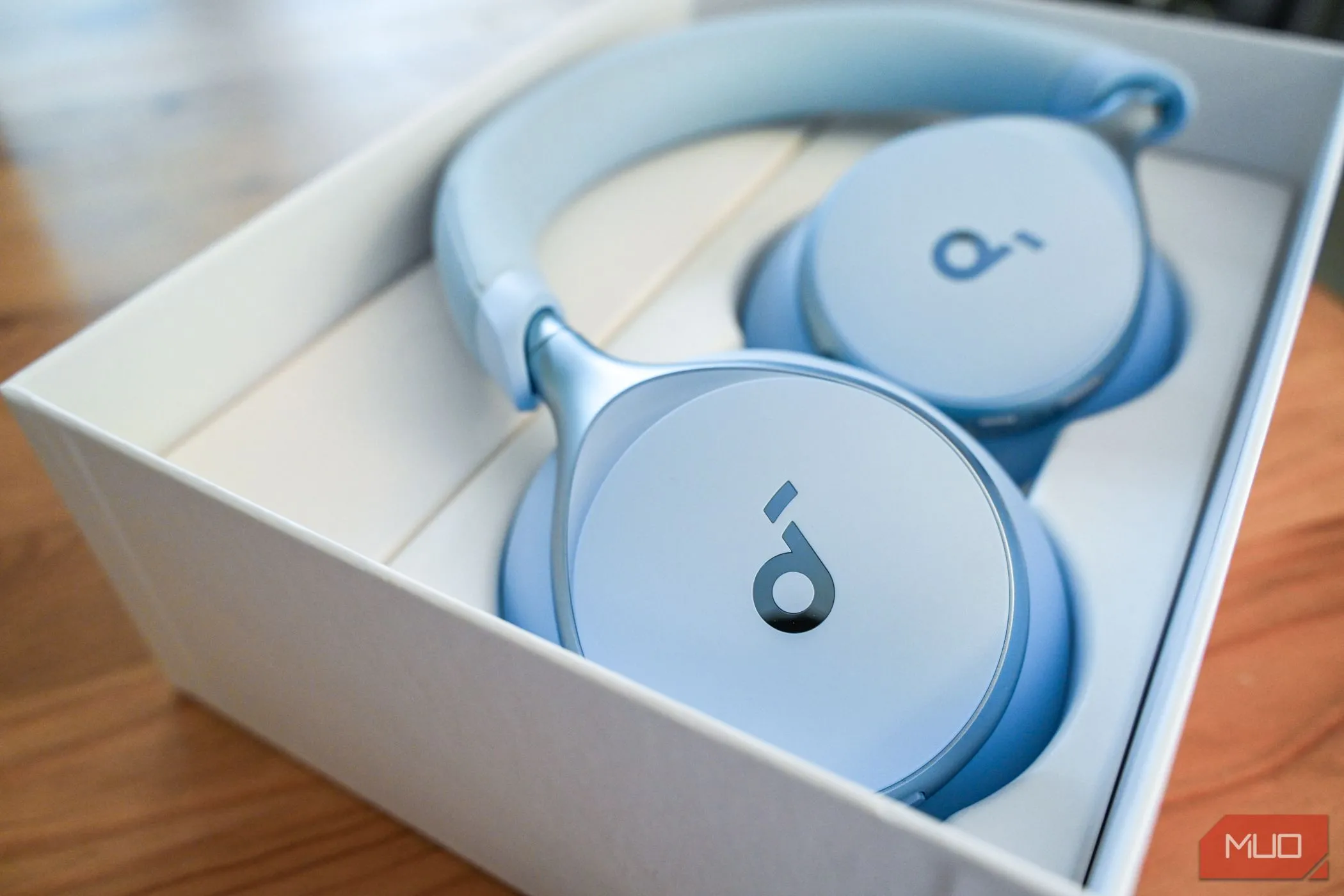 Tai nghe Soundcore Space One được đóng gói, một ví dụ về tai nghe giá tốt dưới 100 USD.