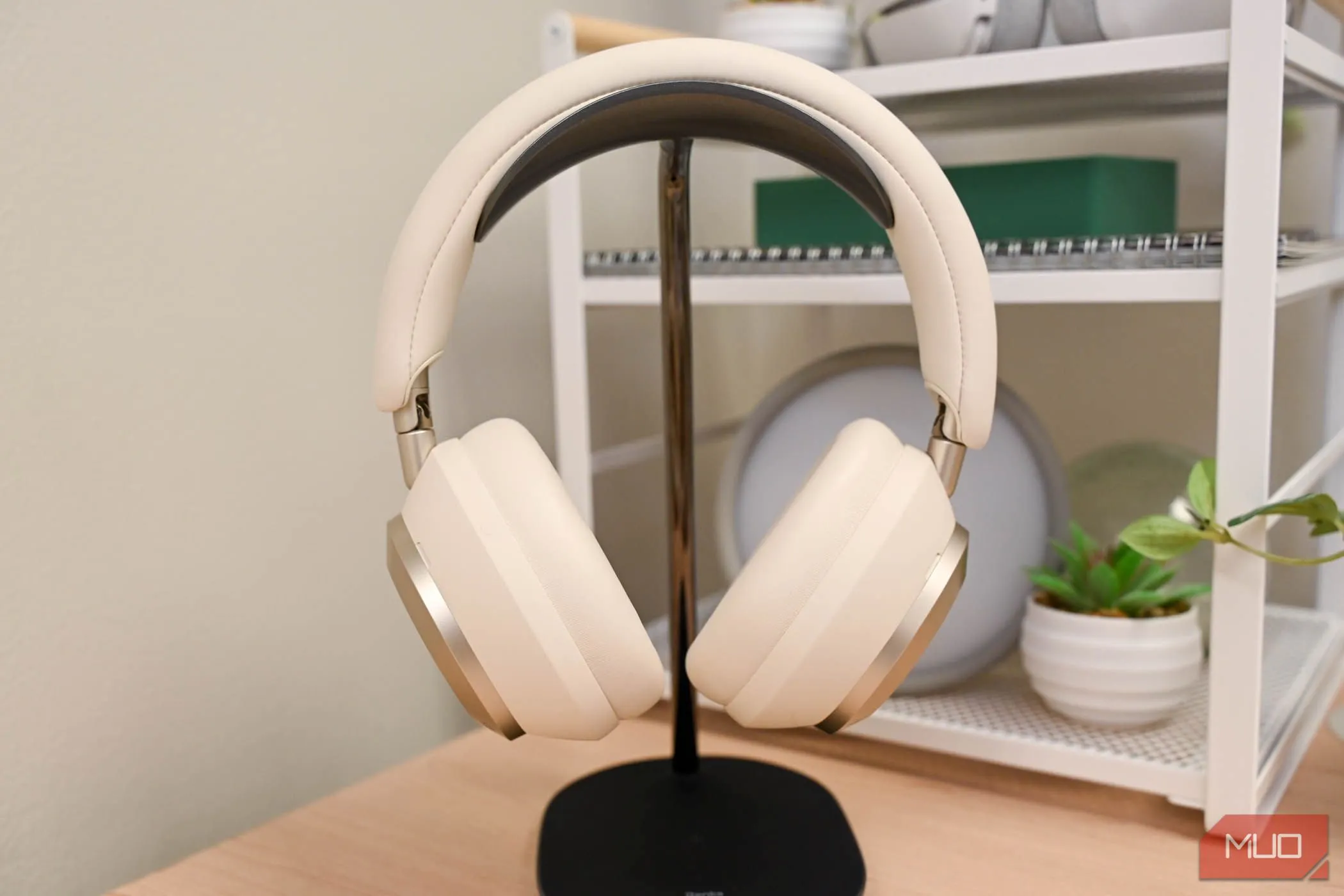 Tai nghe Soundcore Space One Pro trên giá đỡ, thể hiện thiết kế hiện đại của tai nghe tiêu dùng.