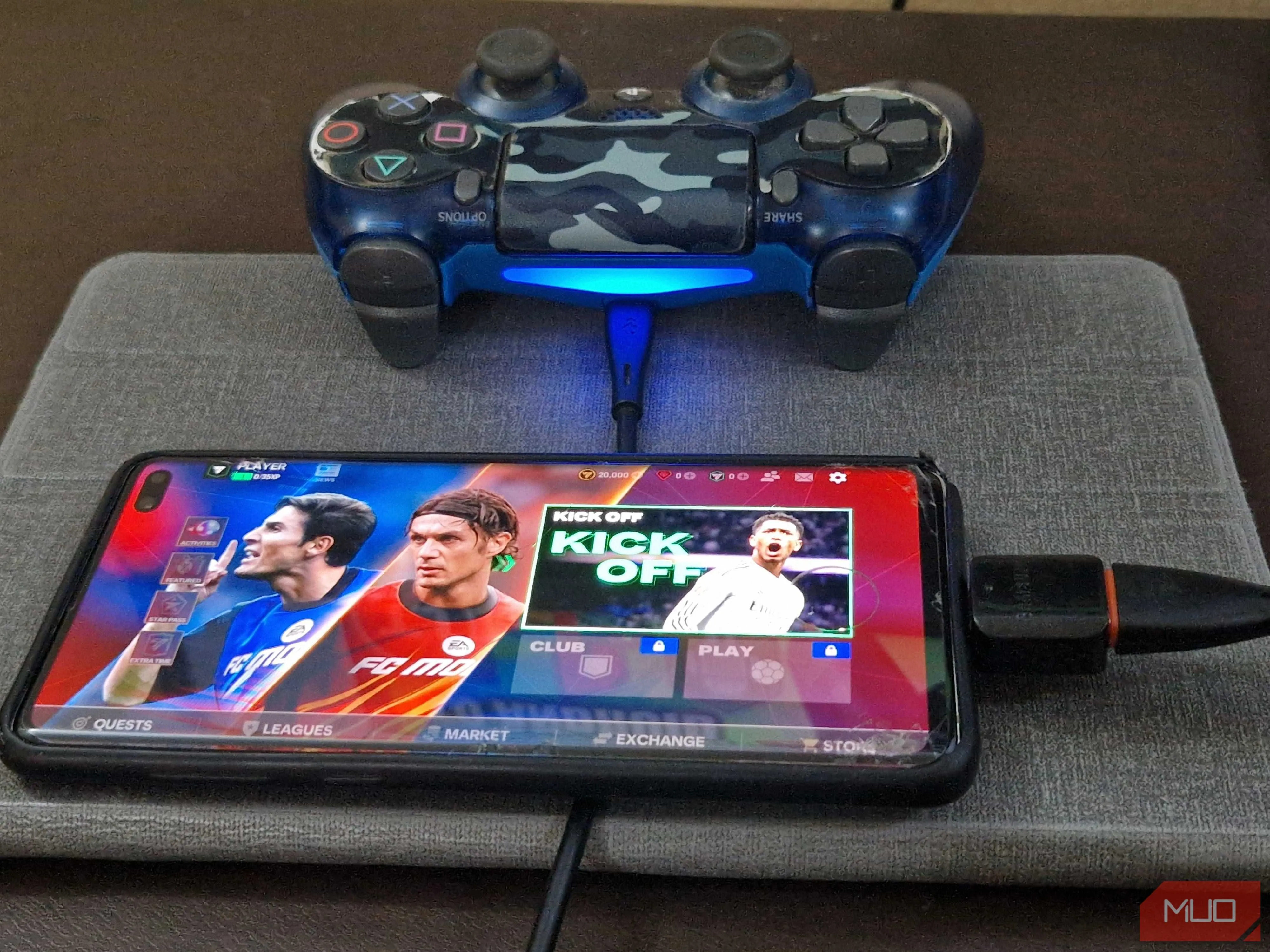 Tay cầm PS4 kết nối với smartphone qua adapter OTG và cáp USB