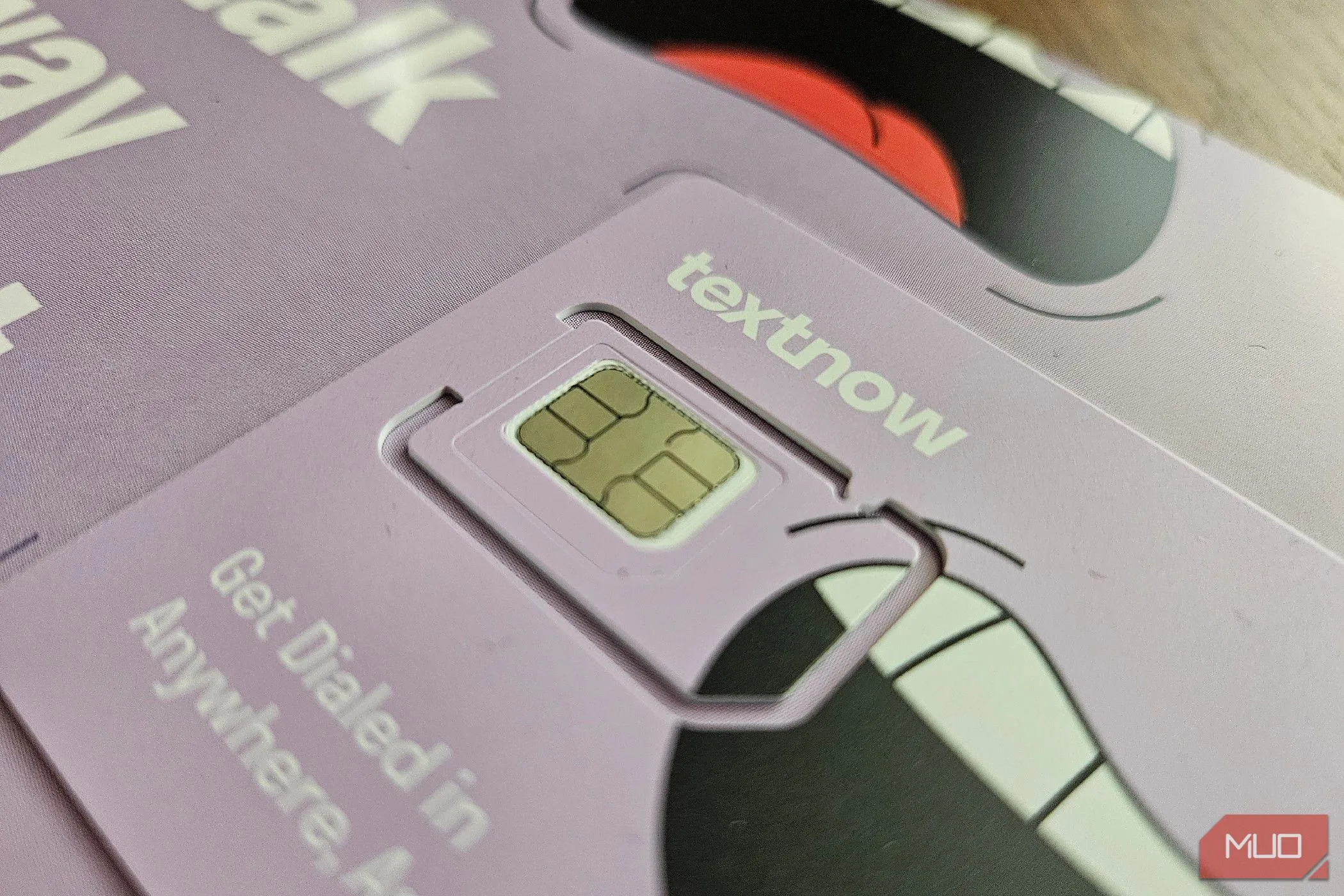 Thẻ SIM điện thoại, tượng trưng cho sự phụ thuộc của công nghệ RCS vào các nhà mạng di động và sự triển khai không đồng nhất.