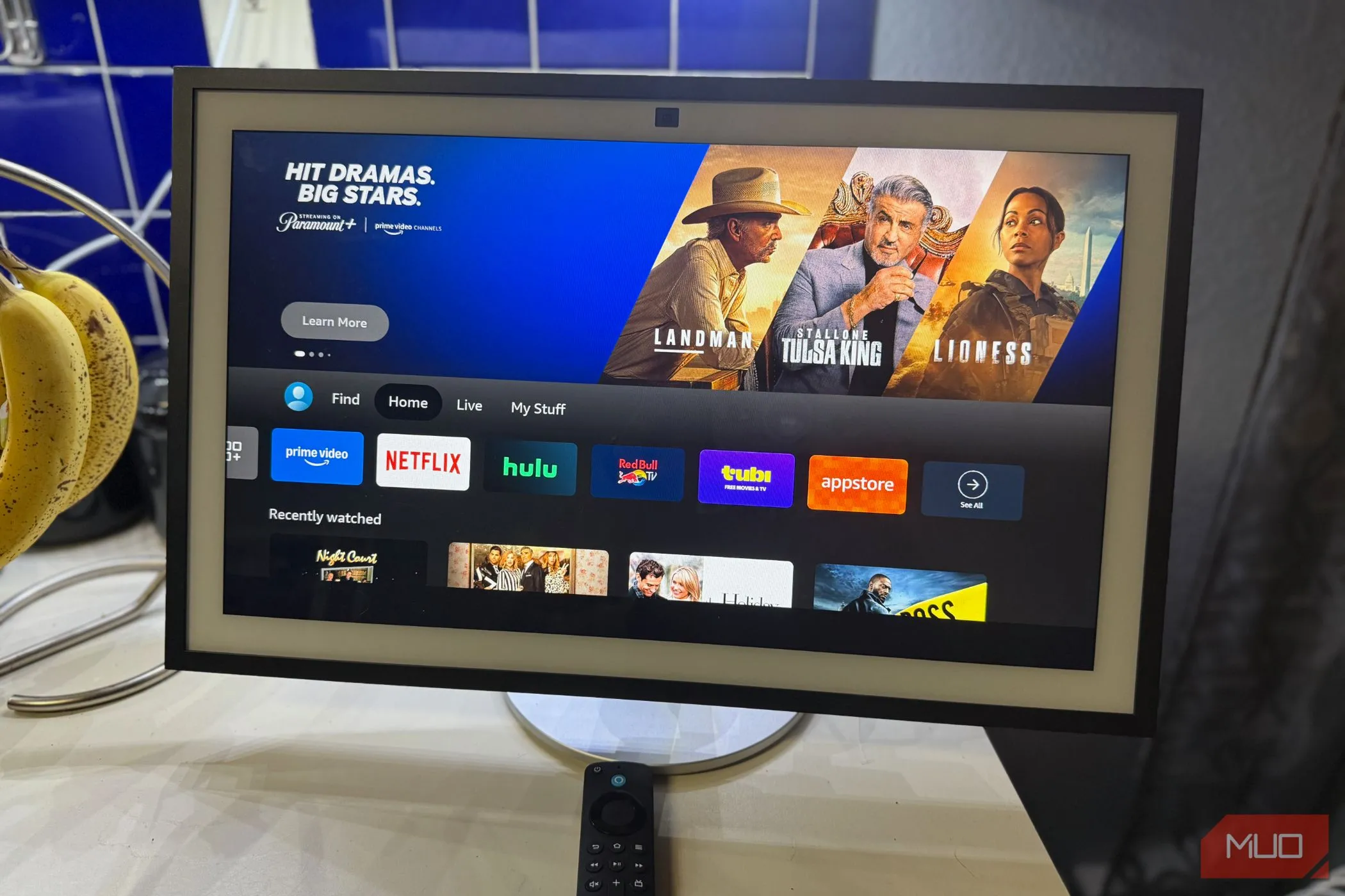 Thiết bị Amazon Echo Show 21 đi kèm điều khiển từ xa Fire TV, giúp điều hướng dễ dàng.