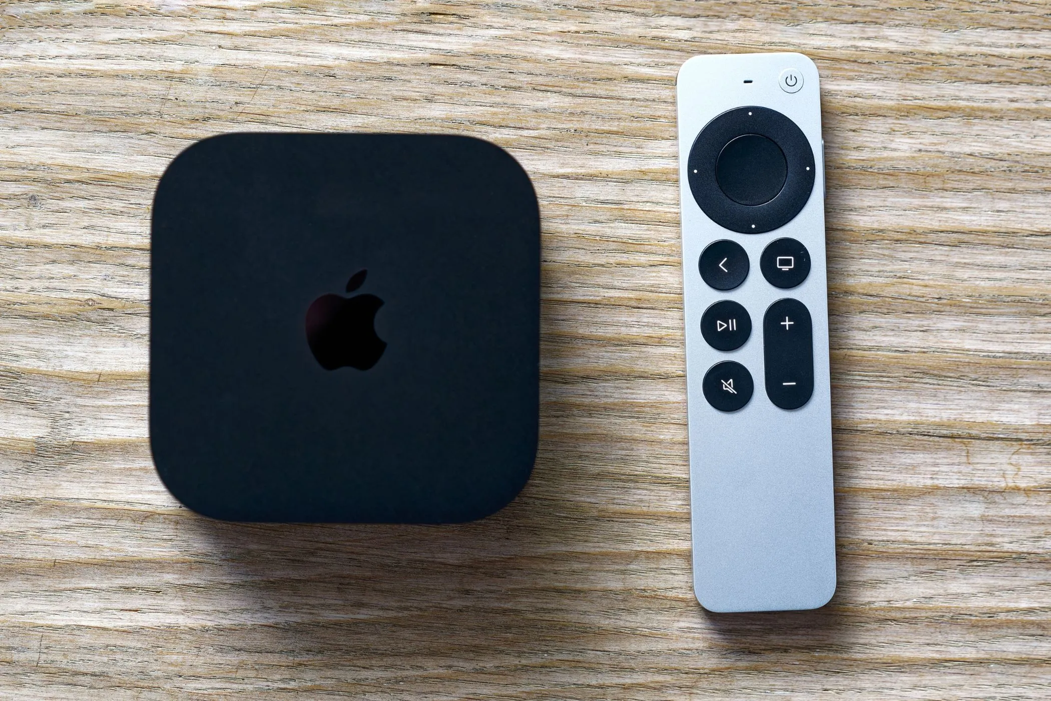 Thiết bị Apple TV 4K và điều khiển từ xa, hỗ trợ AirPlay chiếu màn hình iPhone