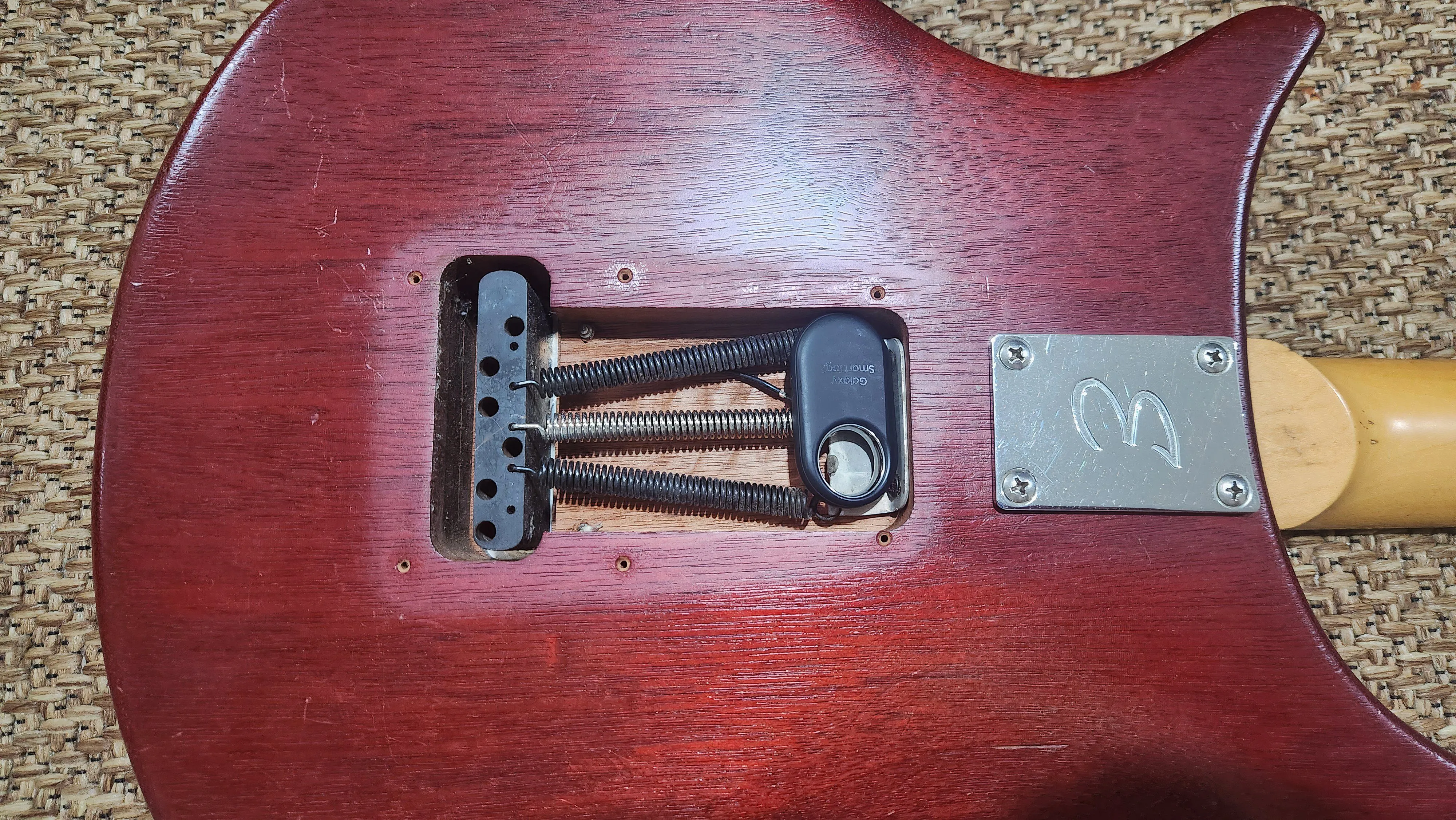 Thiết bị định vị AirTag được giấu bên trong khoang đàn guitar