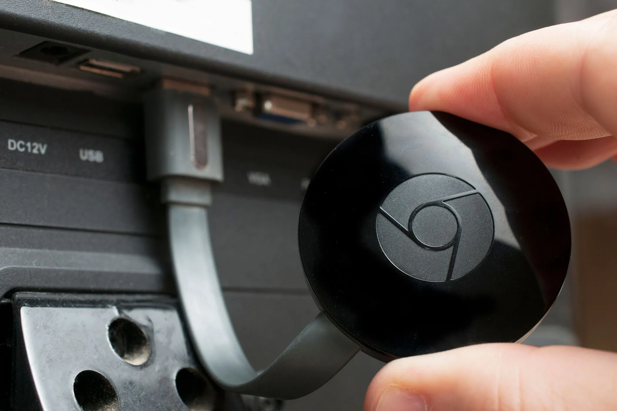 Thiết bị Google Chromecast được cắm vào cổng HDMI của TV để truyền tải nội dung