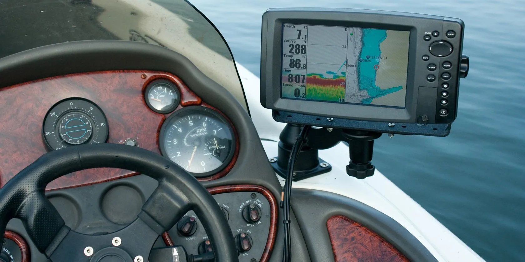 Thiết bị GPS hàng hải và sonar trên thuyền đánh cá