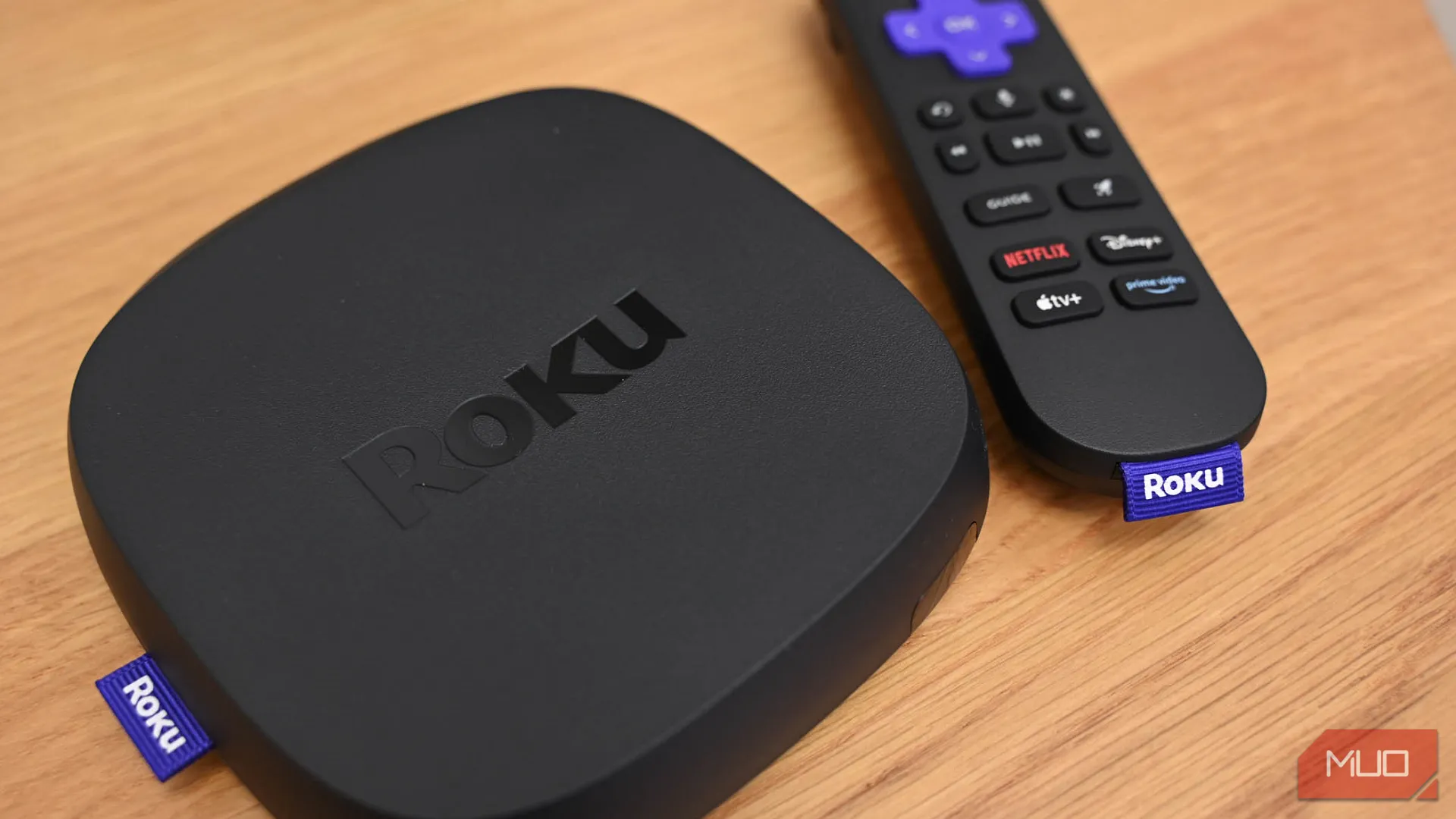 Thiết bị Roku Ultra và điều khiển Voice Remote Pro, thể hiện sự tiện lợi của streaming stick.