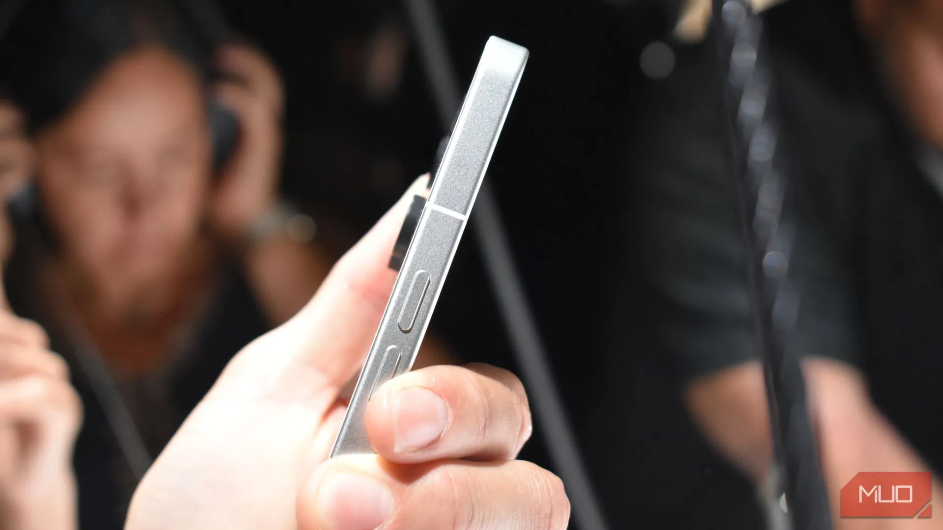 Thiết kế mỏng và đường nét tinh tế của Nothing Phone 3 nhìn từ cạnh bên