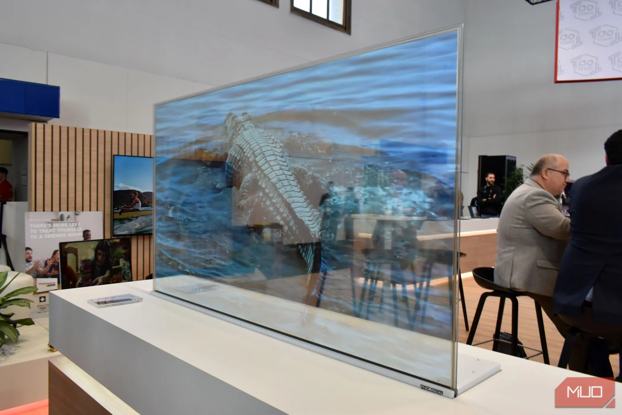 Thiết kế TV OLED trong suốt của Thomson Scenium, minh họa độ mỏng và linh hoạt của công nghệ OLED.