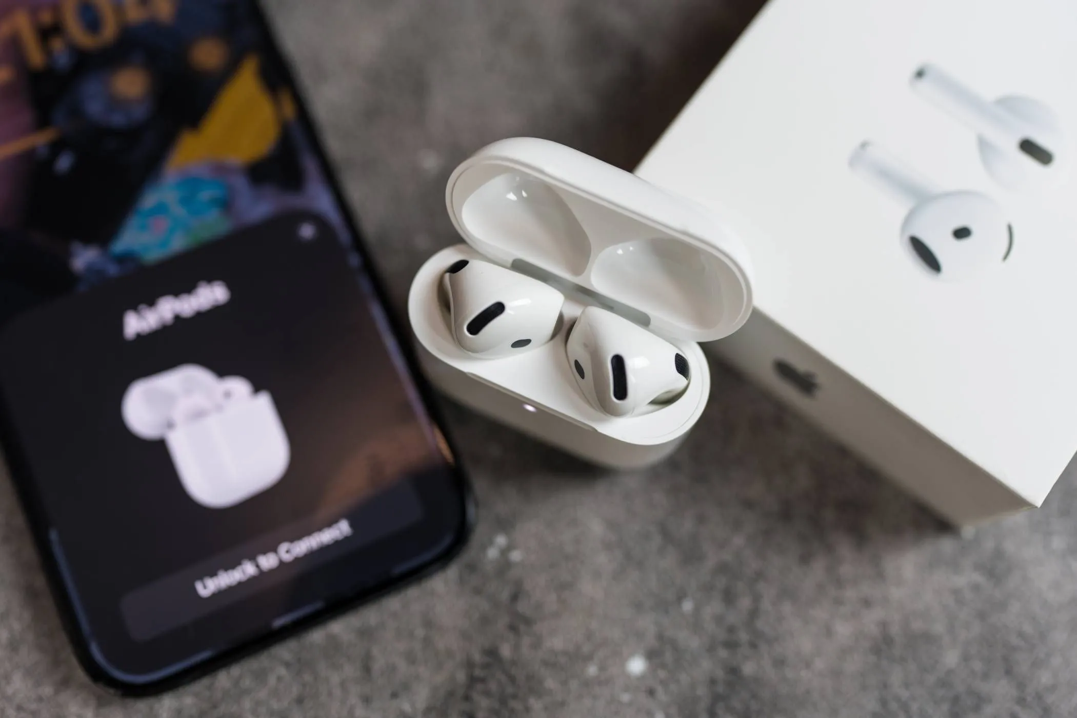 Thiết lập tai nghe AirPods trên iPhone bằng công nghệ NFC, hiển thị giao diện kết nối nhanh chóng.