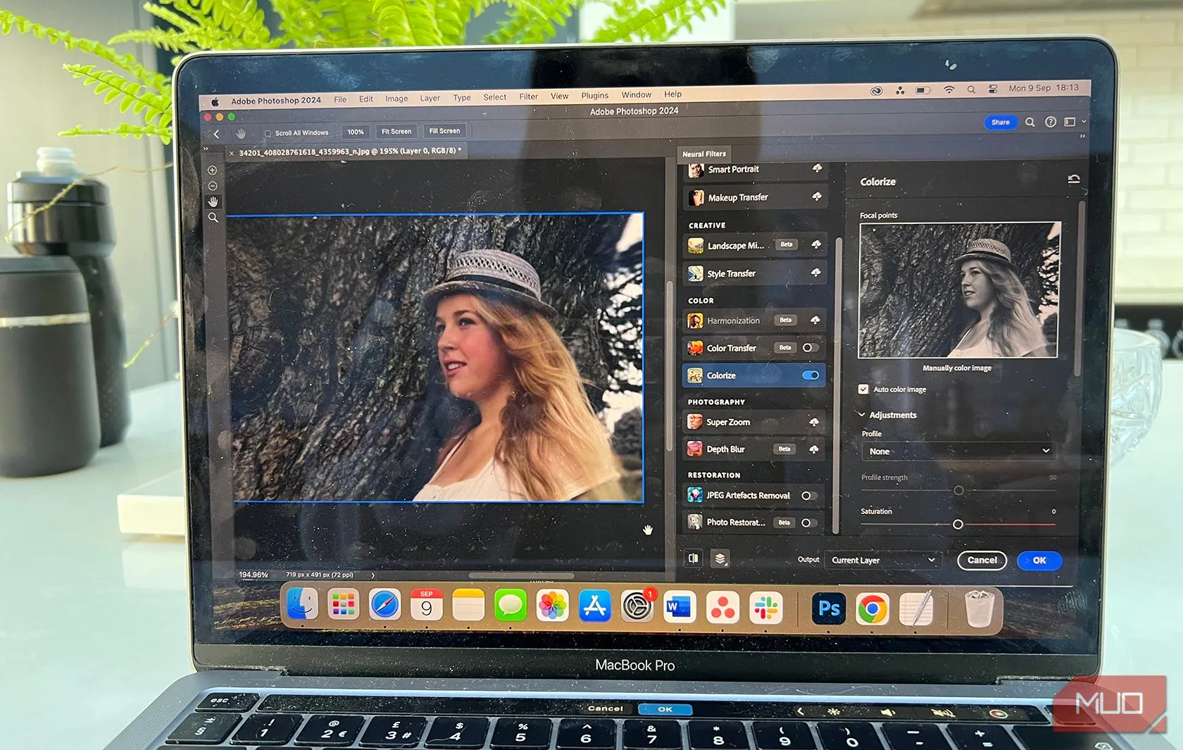 Tính năng AI Colorize của Photoshop đang tự động tô màu cho một bức ảnh đen trắng, thể hiện khả năng ứng dụng trí tuệ nhân tạo trong việc phục hồi ảnh.