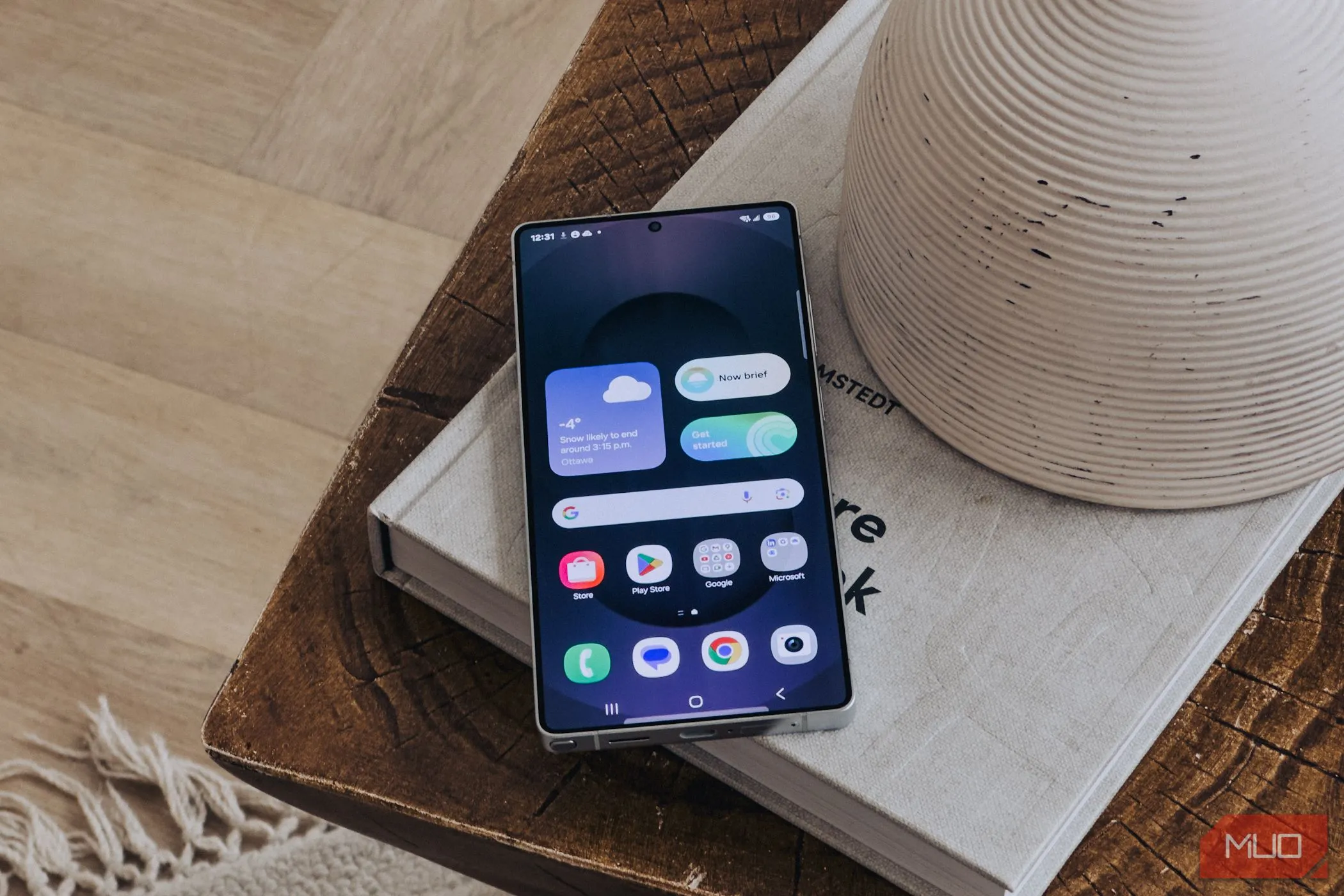 Tính năng Daily Brief của Galaxy AI hiển thị trên màn hình chính Samsung Galaxy S25 Ultra, cung cấp thông tin tóm tắt.
